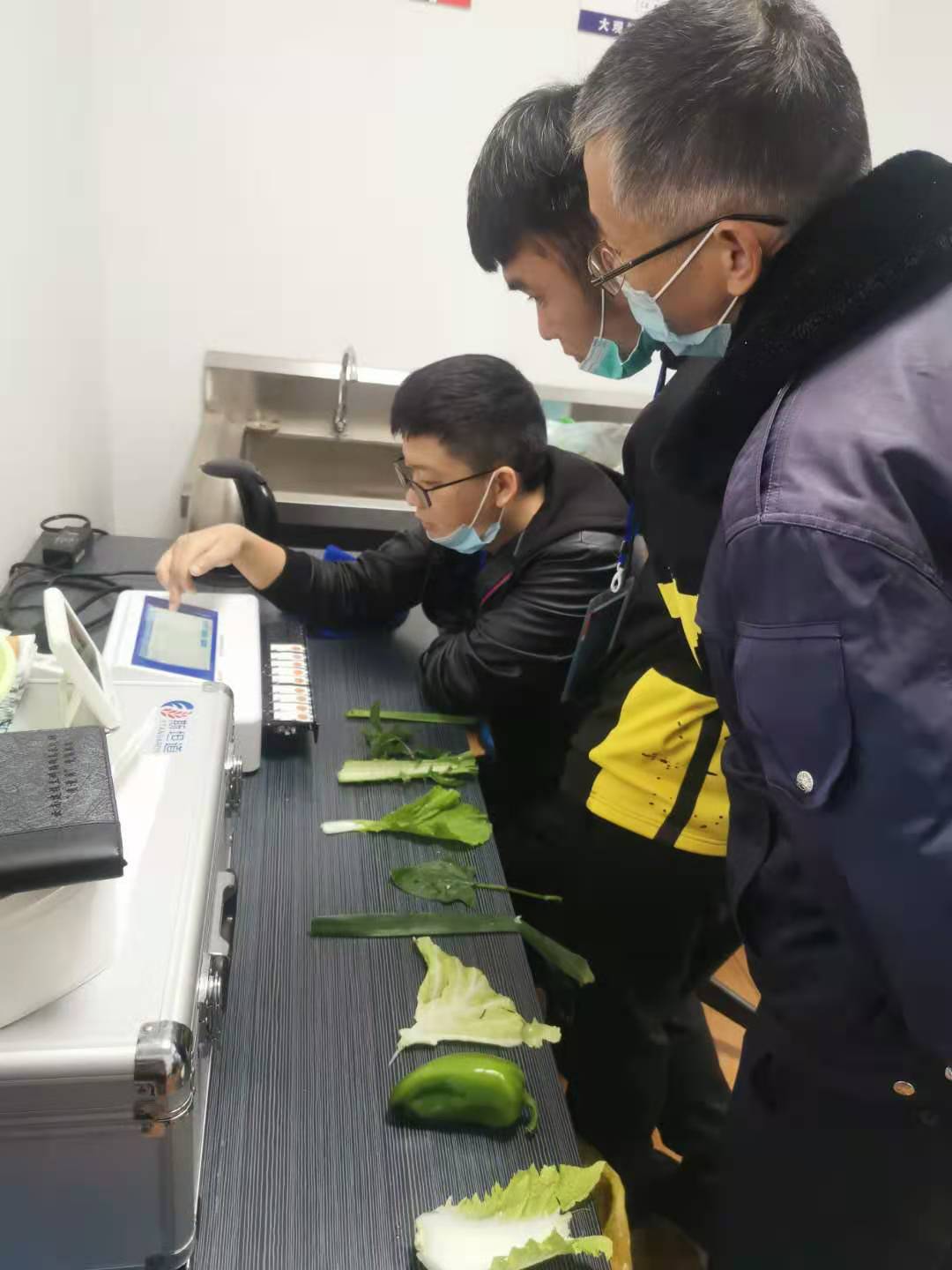 資產(chǎn)管理部組織大觀篆新農(nóng)貿(mào)市場(chǎng)新入職員工進(jìn)行農(nóng)殘檢測(cè)培訓(xùn)