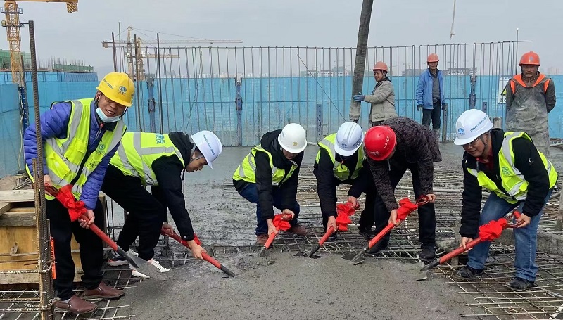 第一項目經(jīng)理部昭通烏蒙水鄉(xiāng)項目（昭儲18--13號地塊）二標(biāo)段  首棟高層順利封頂