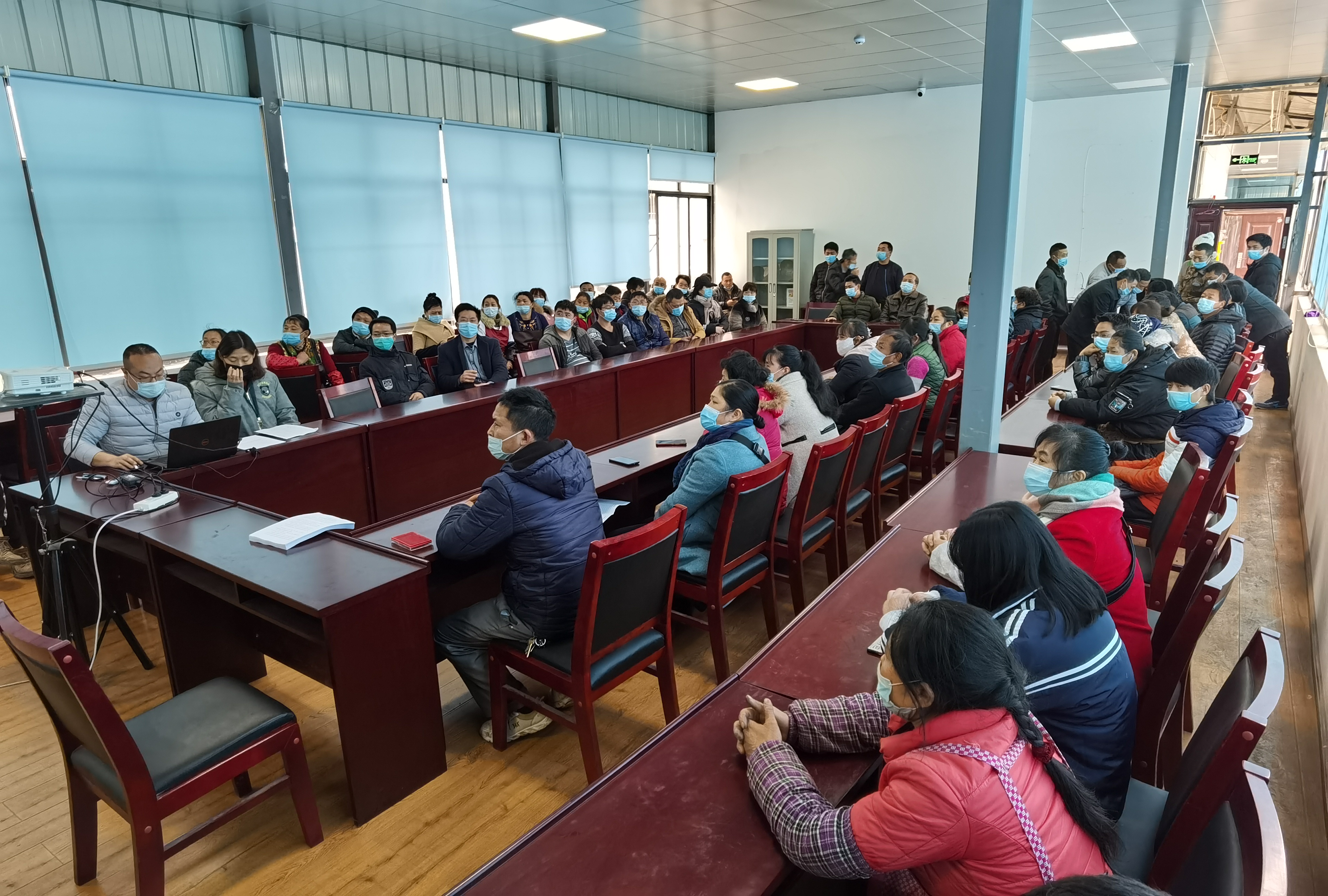 大觀篆新農(nóng)貿(mào)市場對(duì)商戶召開疫情防控部署會(huì)議