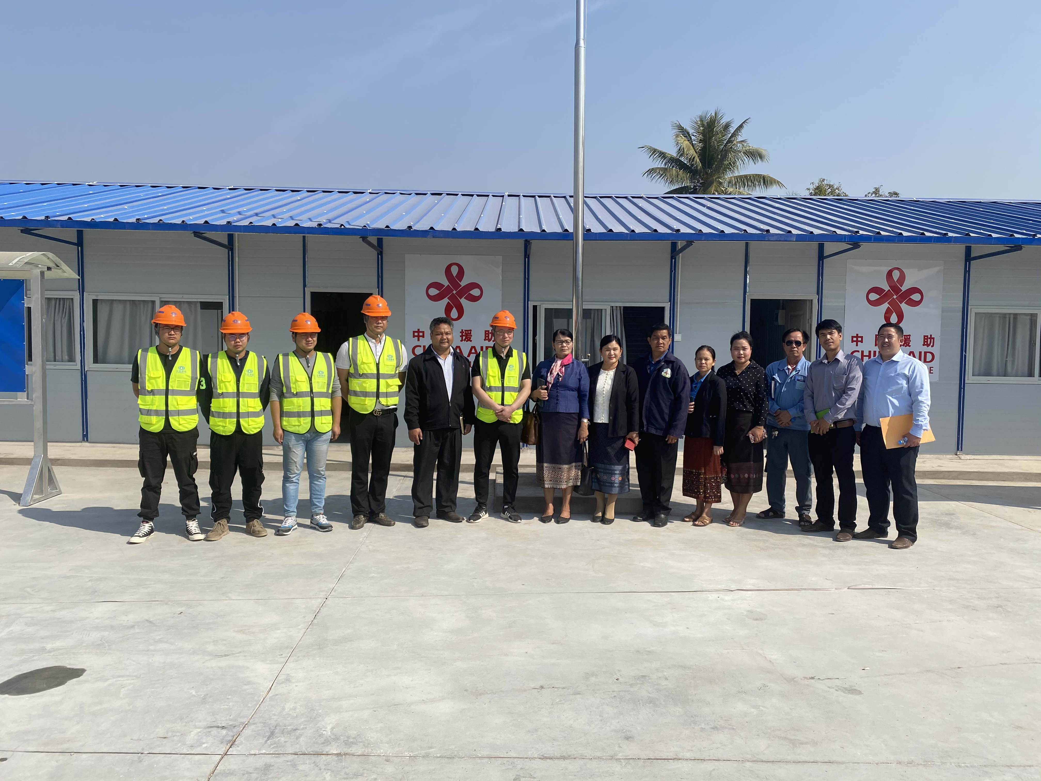 援老撾皮瓦中學(xué)臨時(shí)學(xué)校通過初期驗(yàn)收