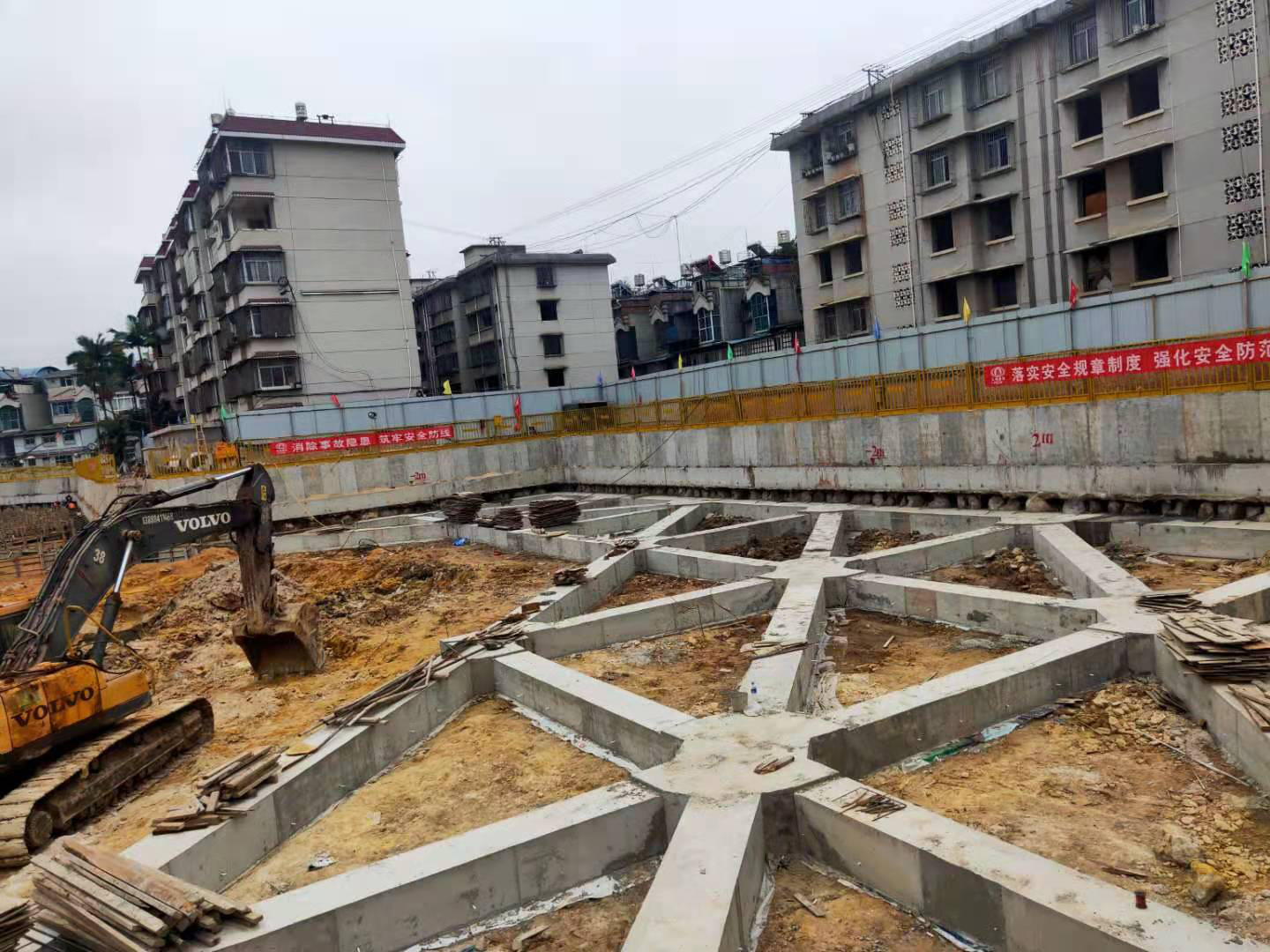 公司“滇南最深基坑”項(xiàng)目完成第一道內(nèi)支撐