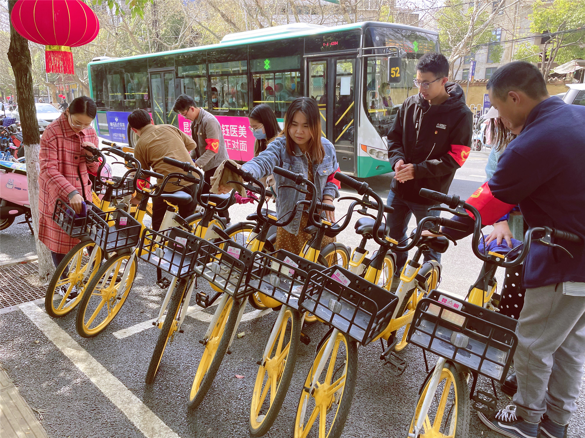 公司四家團支部聯(lián)合開展學(xué)雷鋒志愿者活動