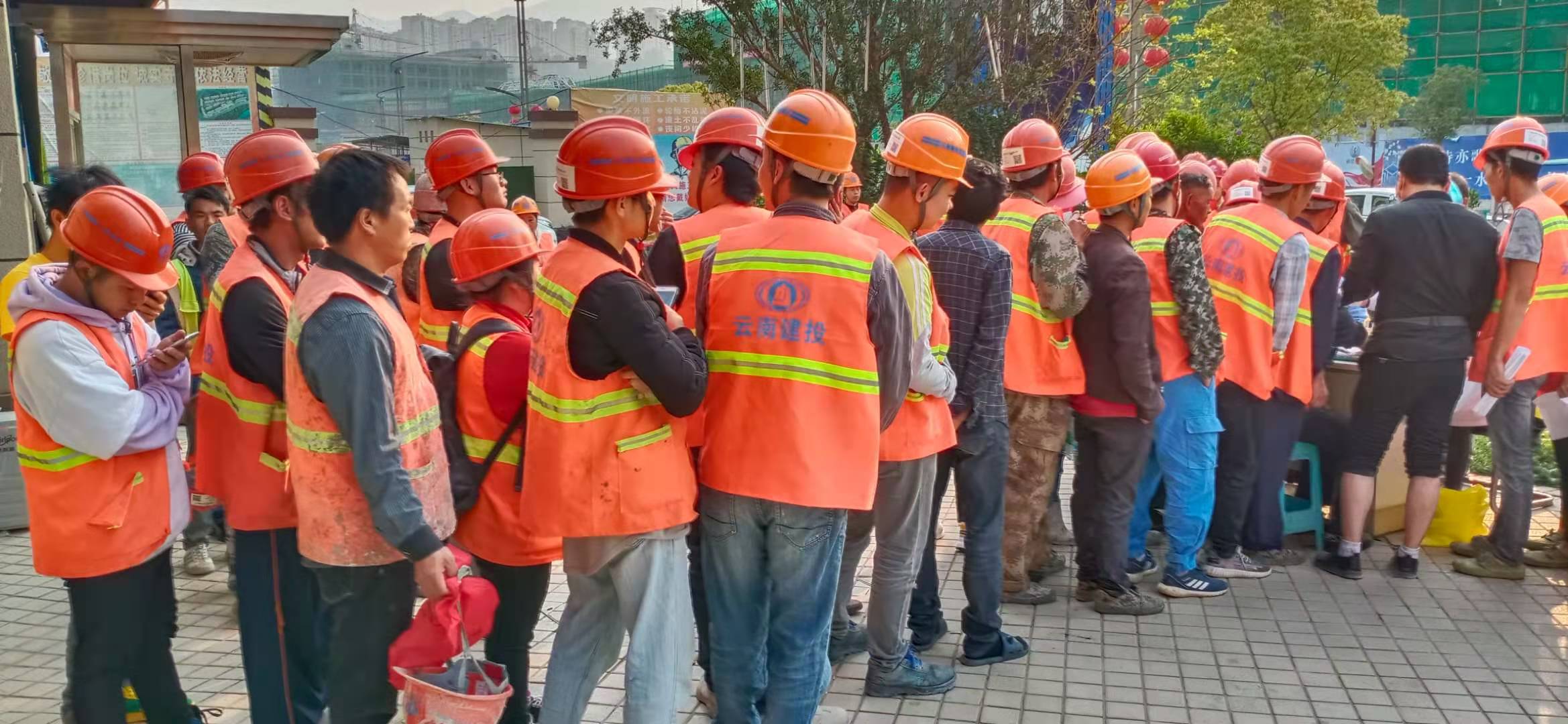 開遠碧桂園項目免費為農(nóng)民工進行健康體檢