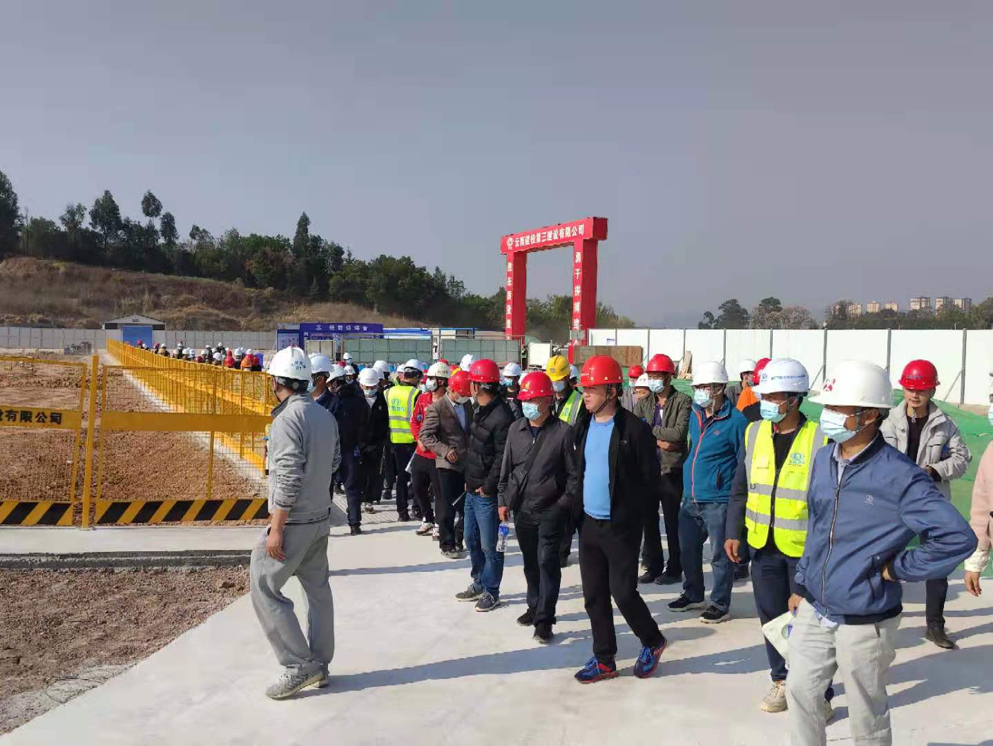 “石林縣建筑工地施工領(lǐng)域2021年一季度質(zhì)量安全消防工作會暨現(xiàn)場觀摩會”在西南林業(yè)大學(xué)石林校區(qū)項(xiàng)目舉行