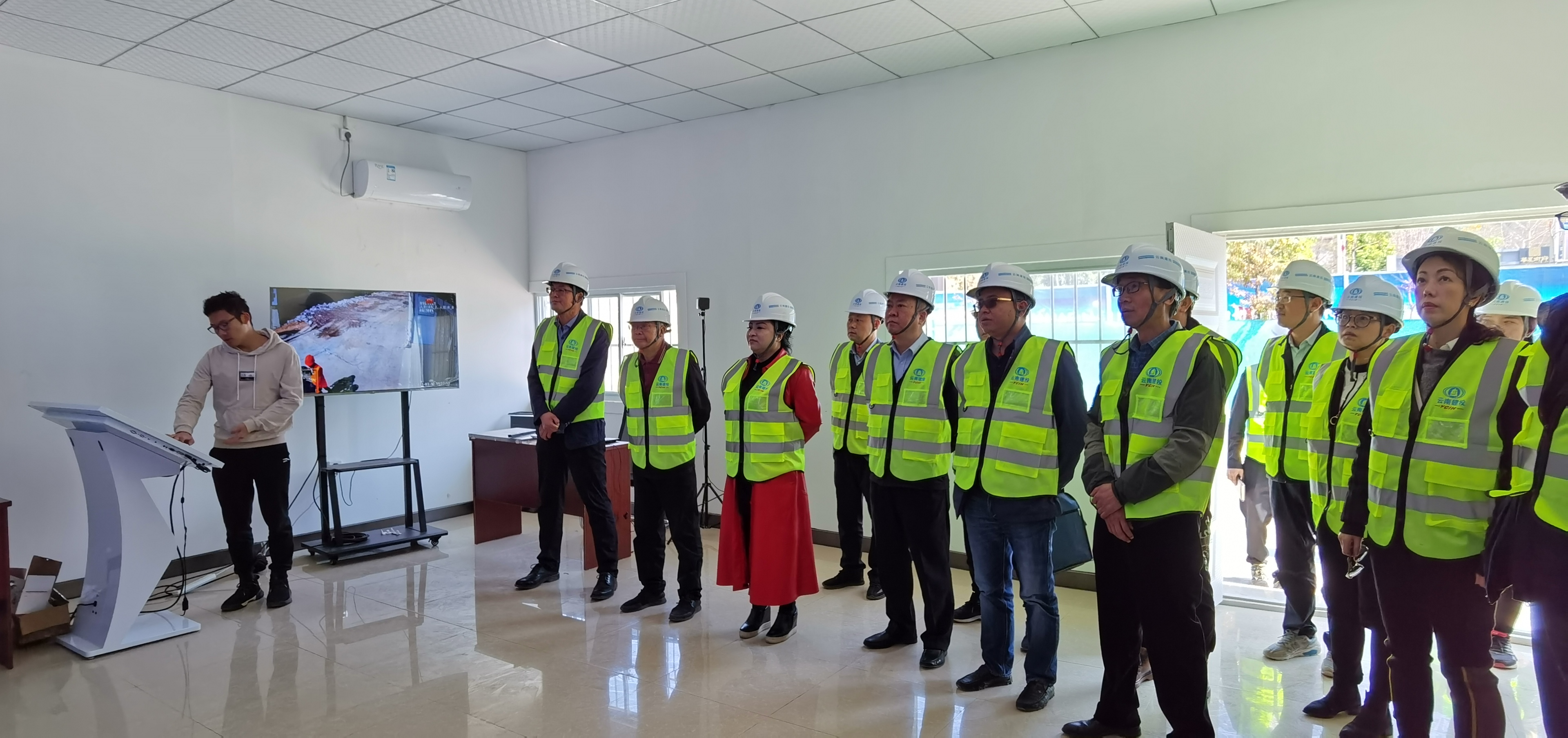 云南省建筑業(yè)協(xié)會(huì)會(huì)長(zhǎng)吳明燕調(diào)研云南電網(wǎng)項(xiàng)目