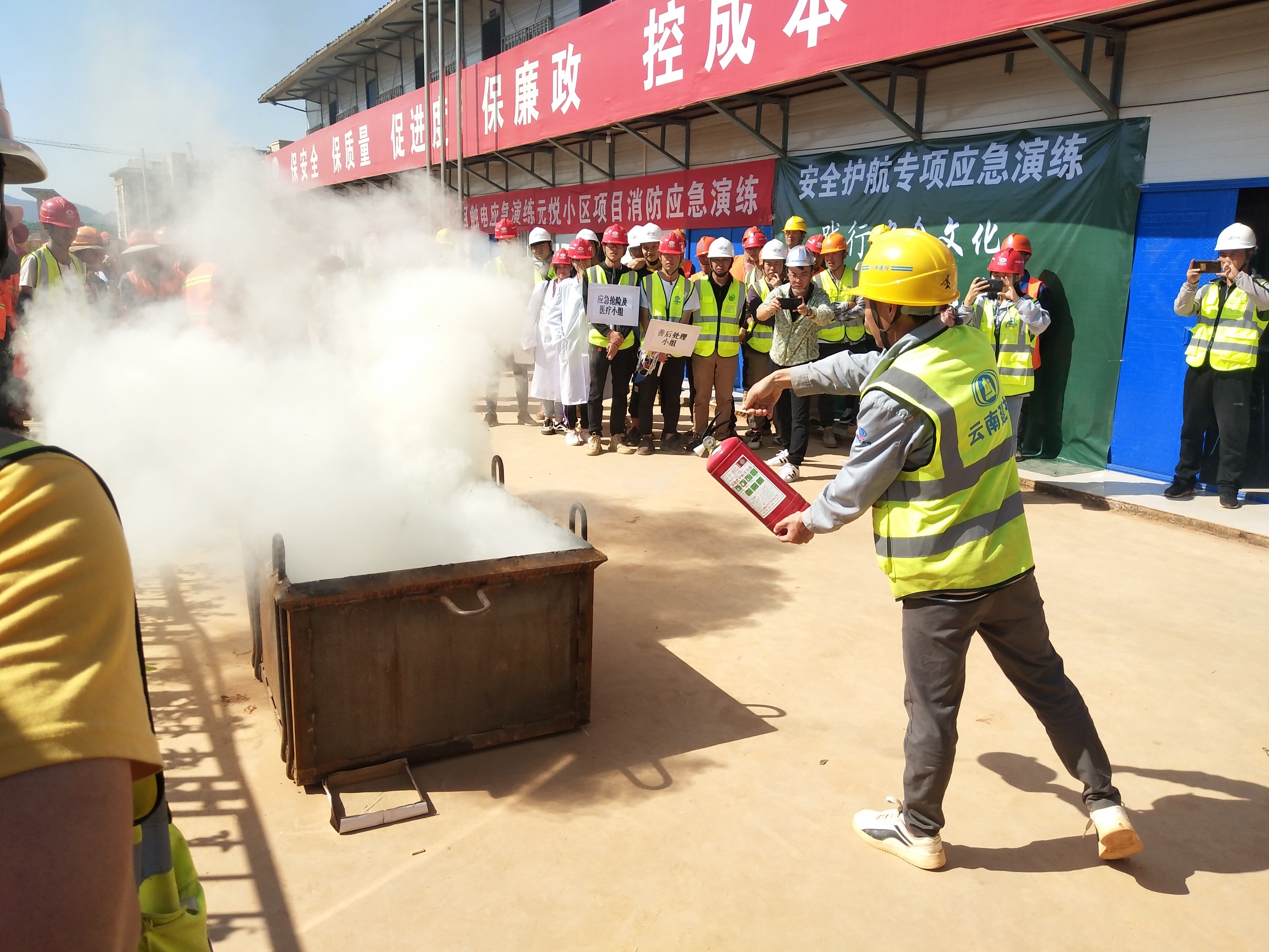 第一項(xiàng)目經(jīng)理部元悅小區(qū)項(xiàng)目開(kāi)展“安全護(hù)航”應(yīng)急演練