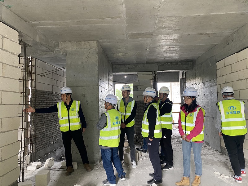 送清涼，辦實(shí)事——彭云到烏蒙水鄉(xiāng)項(xiàng)目慰問