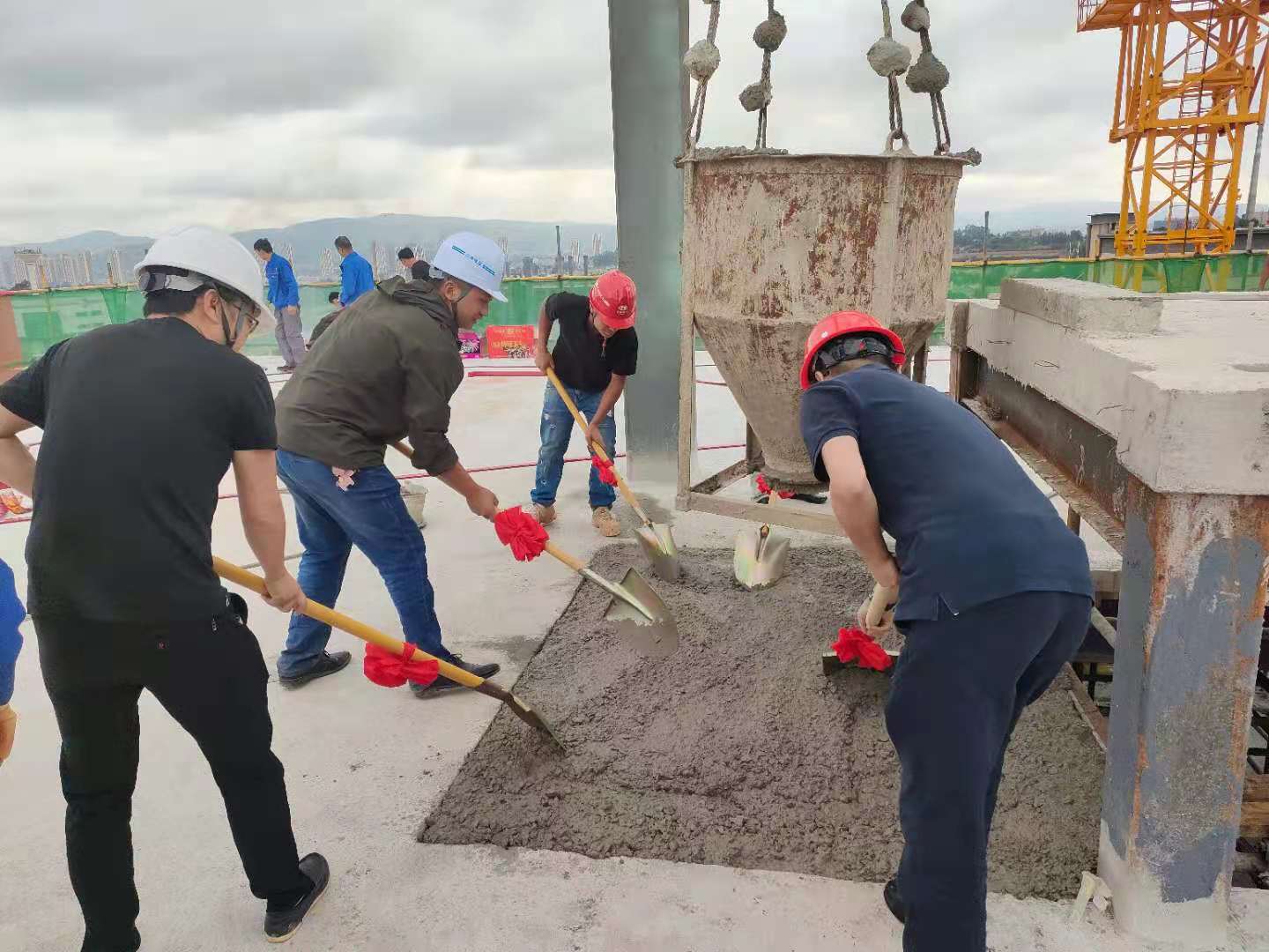 云南特立金空調(diào)銷售有限責任公司空調(diào)銷售、空調(diào)配件及通風設(shè)備生產(chǎn)基地項目綜合樓順利封頂