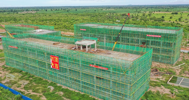 暹粒機(jī)場附屬配套工程當(dāng)局辦公樓完成封頂