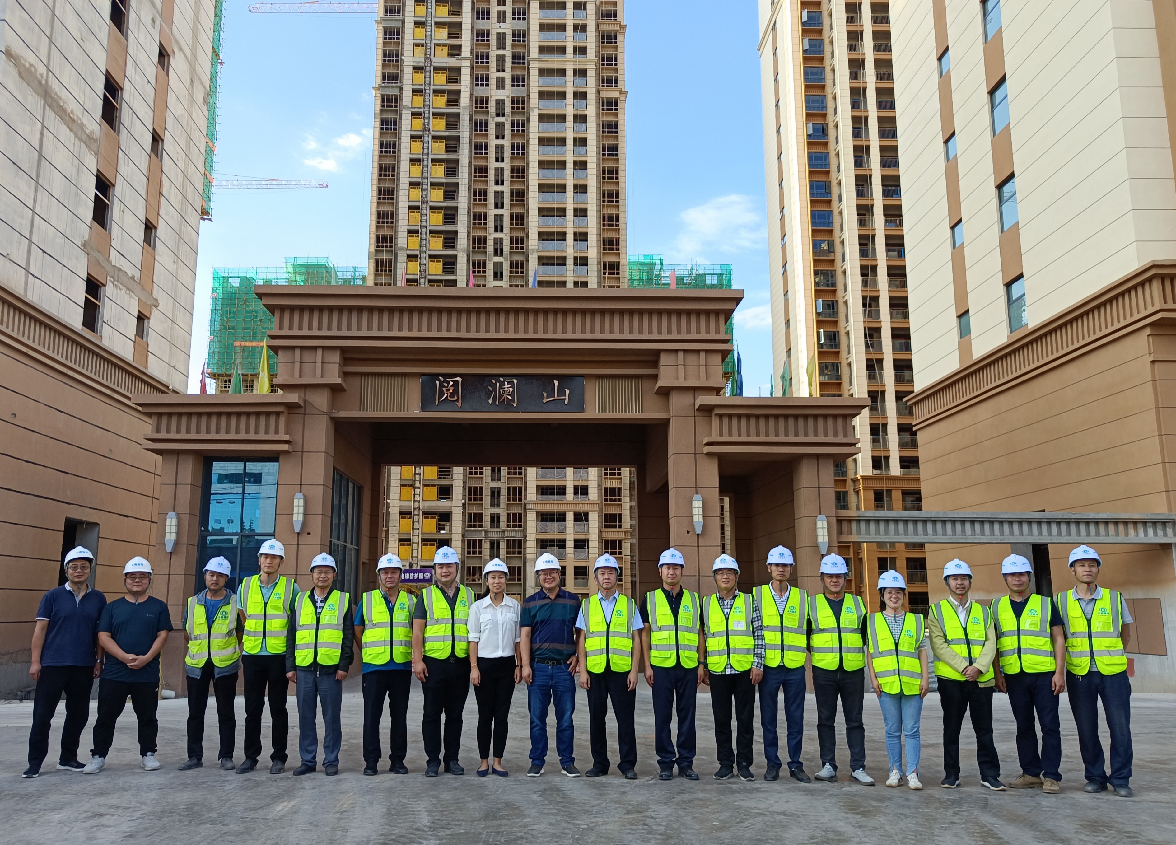 公司領(lǐng)導(dǎo)赴會(huì)澤悅瀾山項(xiàng)目參加封頂儀式！
