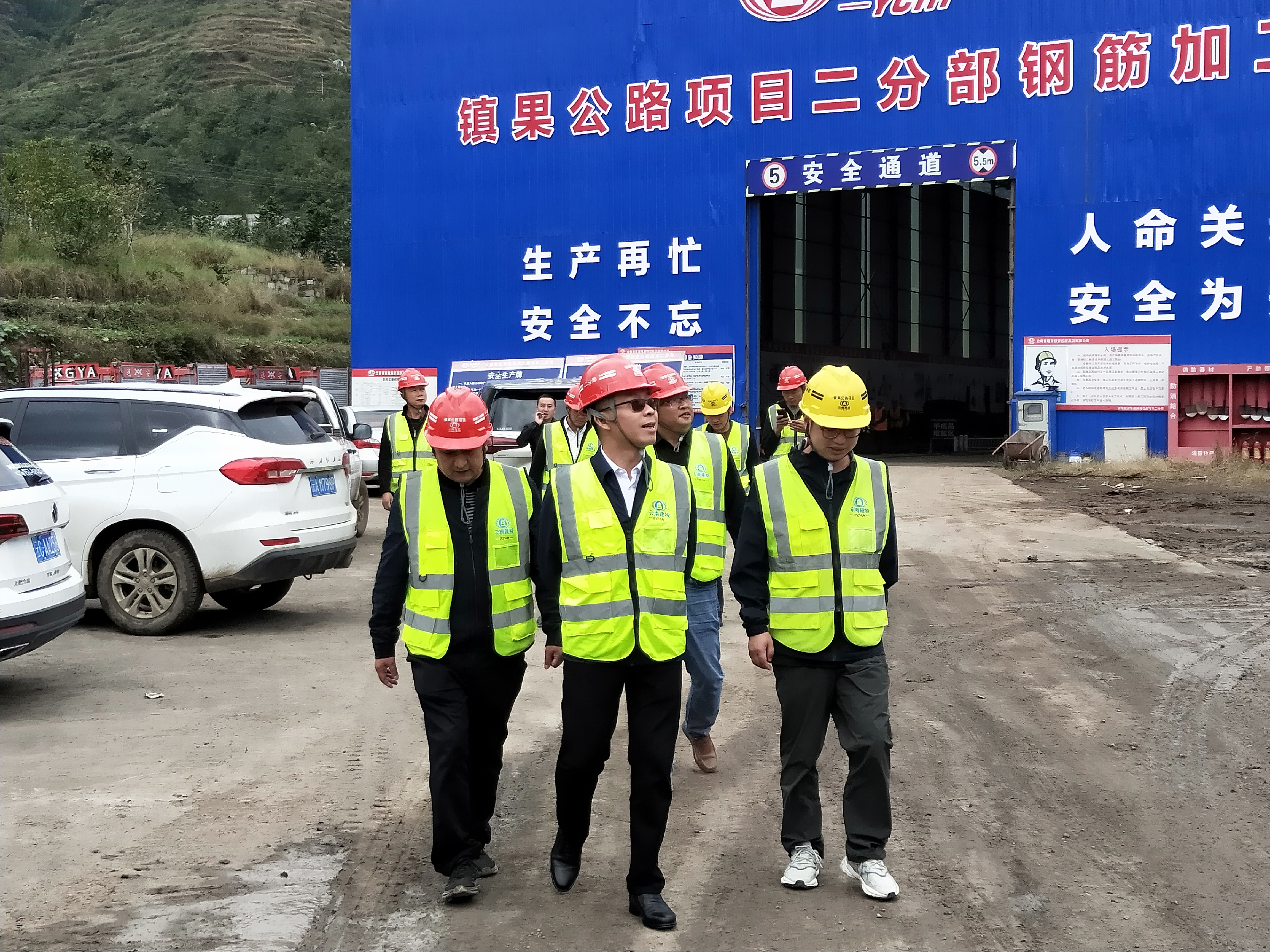 公司黨委委員、副總經(jīng)理陳波調(diào)研鎮(zhèn)果公路二標(biāo)段項(xiàng)目