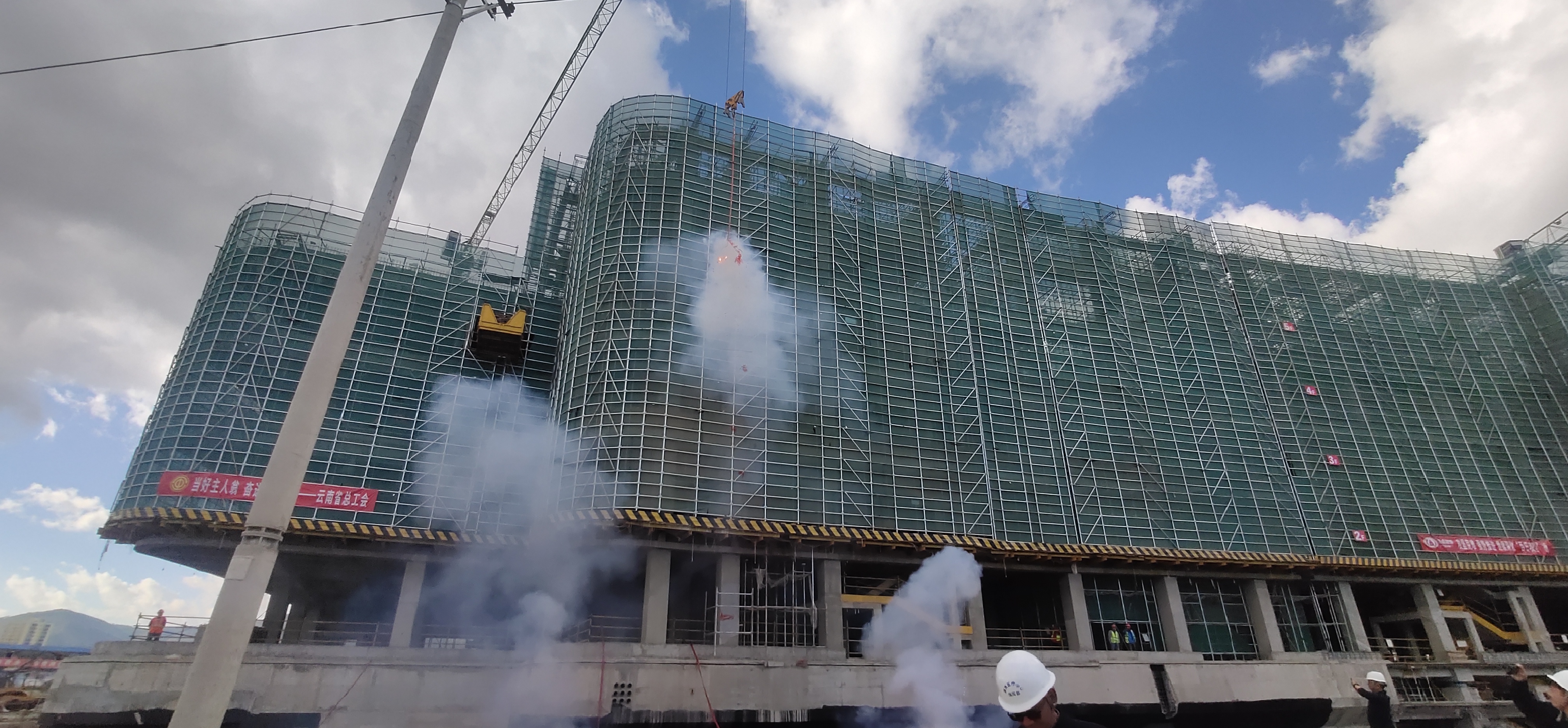 云南省滇西區(qū)域醫(yī)療中心建設(shè)項目門診醫(yī)技樓封頂