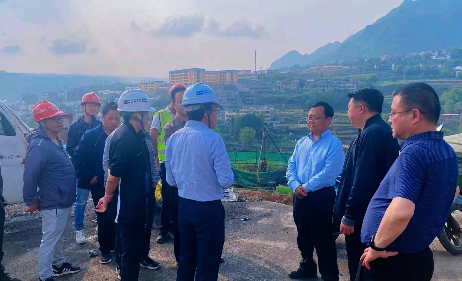 昭通市副市長劉和開到鎮(zhèn)果高速公路二分部調(diào)研指導(dǎo)
