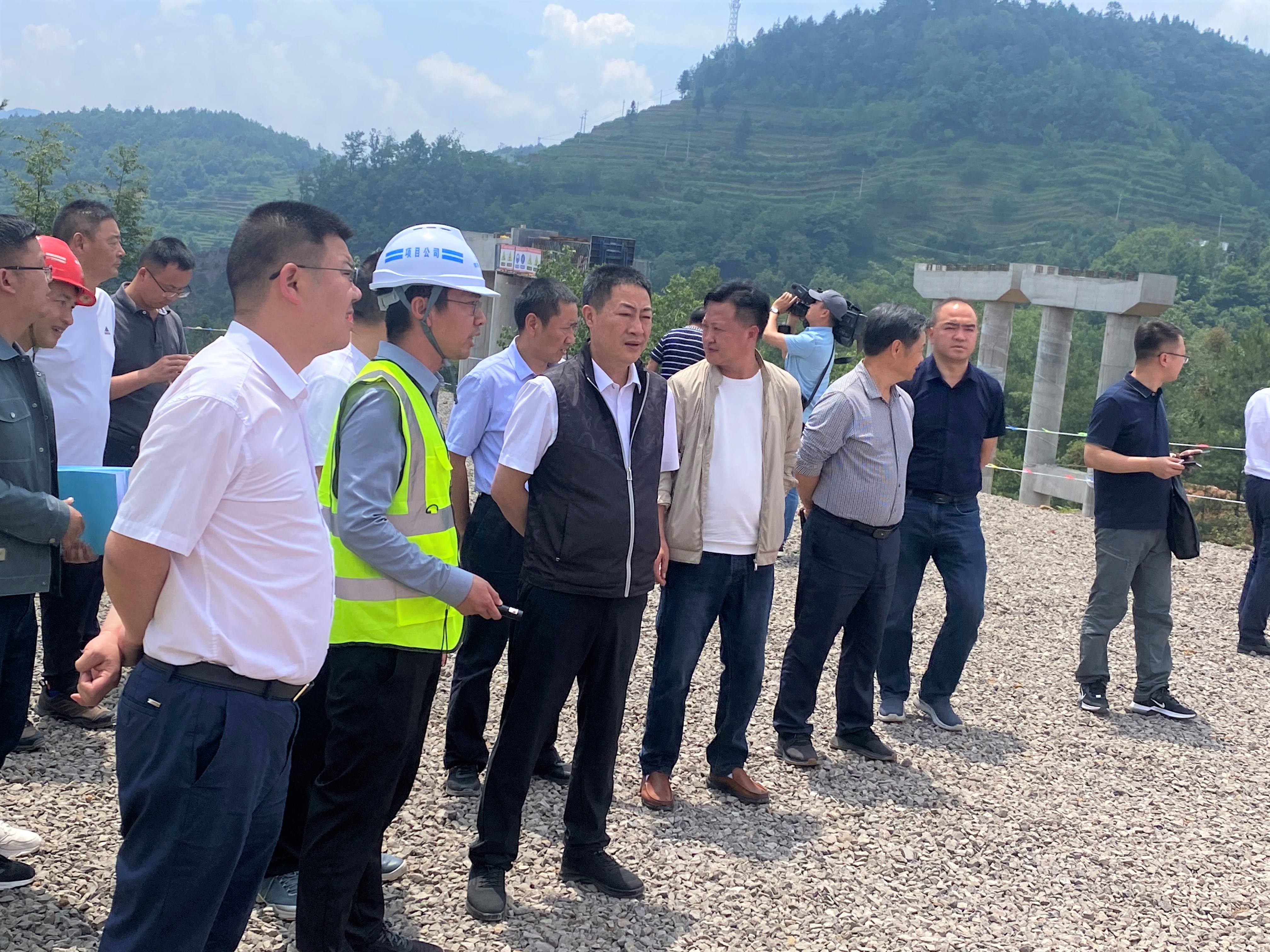 昭通市人大常委原主任張紹雄到鎮(zhèn)果公路建設(shè)項目檢查指導(dǎo)