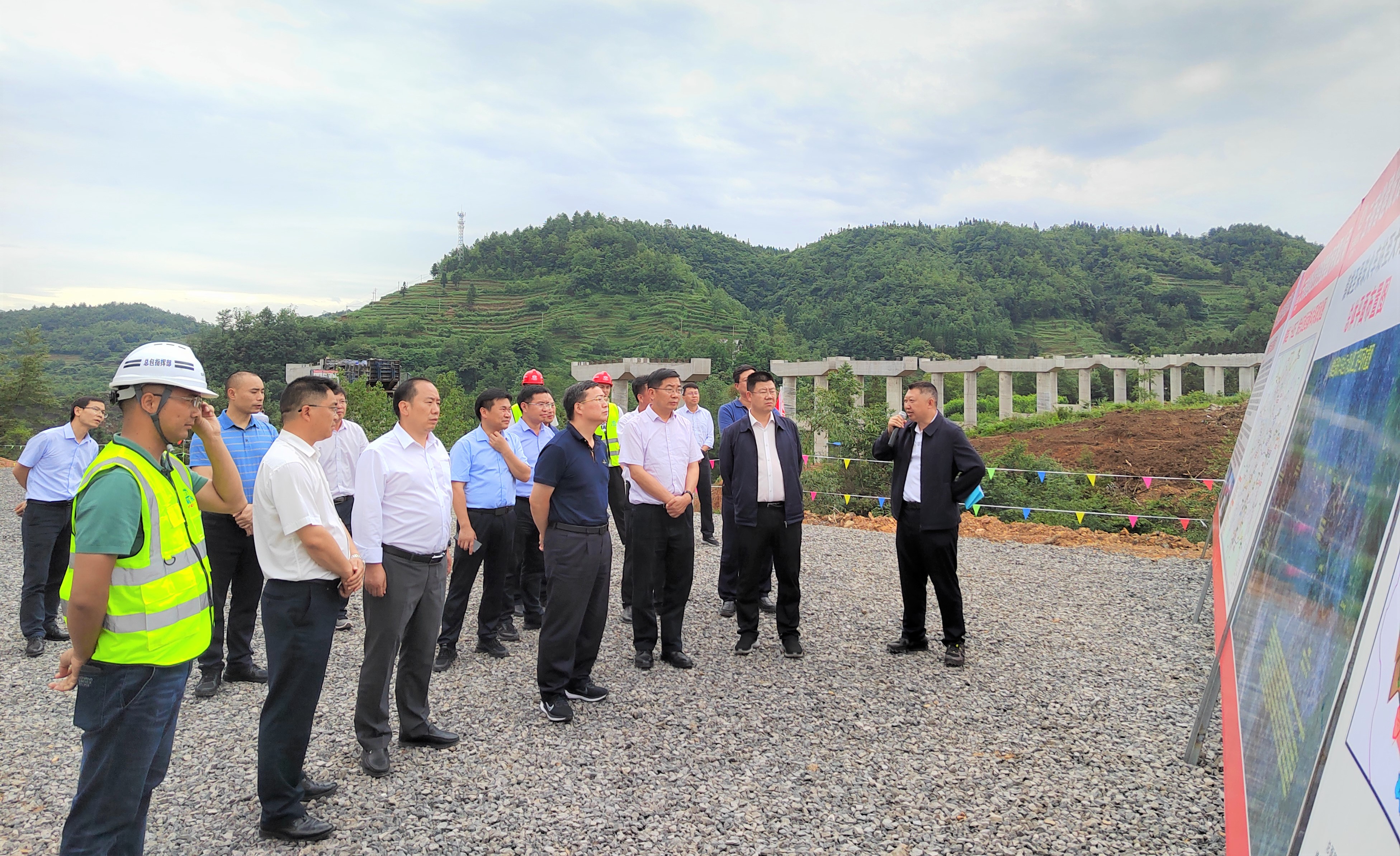 昭通市委書記郭大進一行到鎮(zhèn)果公路項目檢查指導