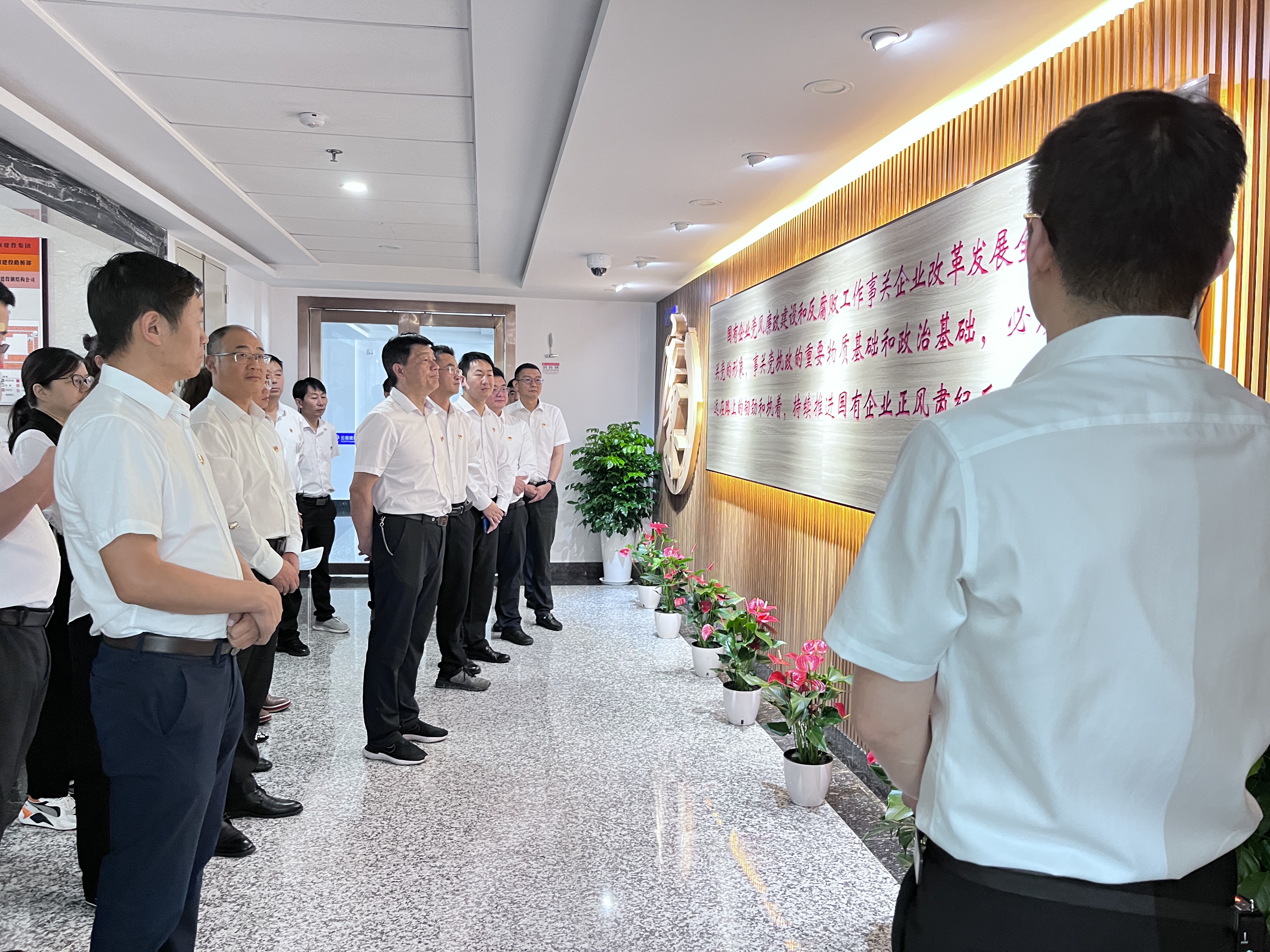 公司黨委、紀委組織黨員領導干部參觀集團廉潔警示教育基地