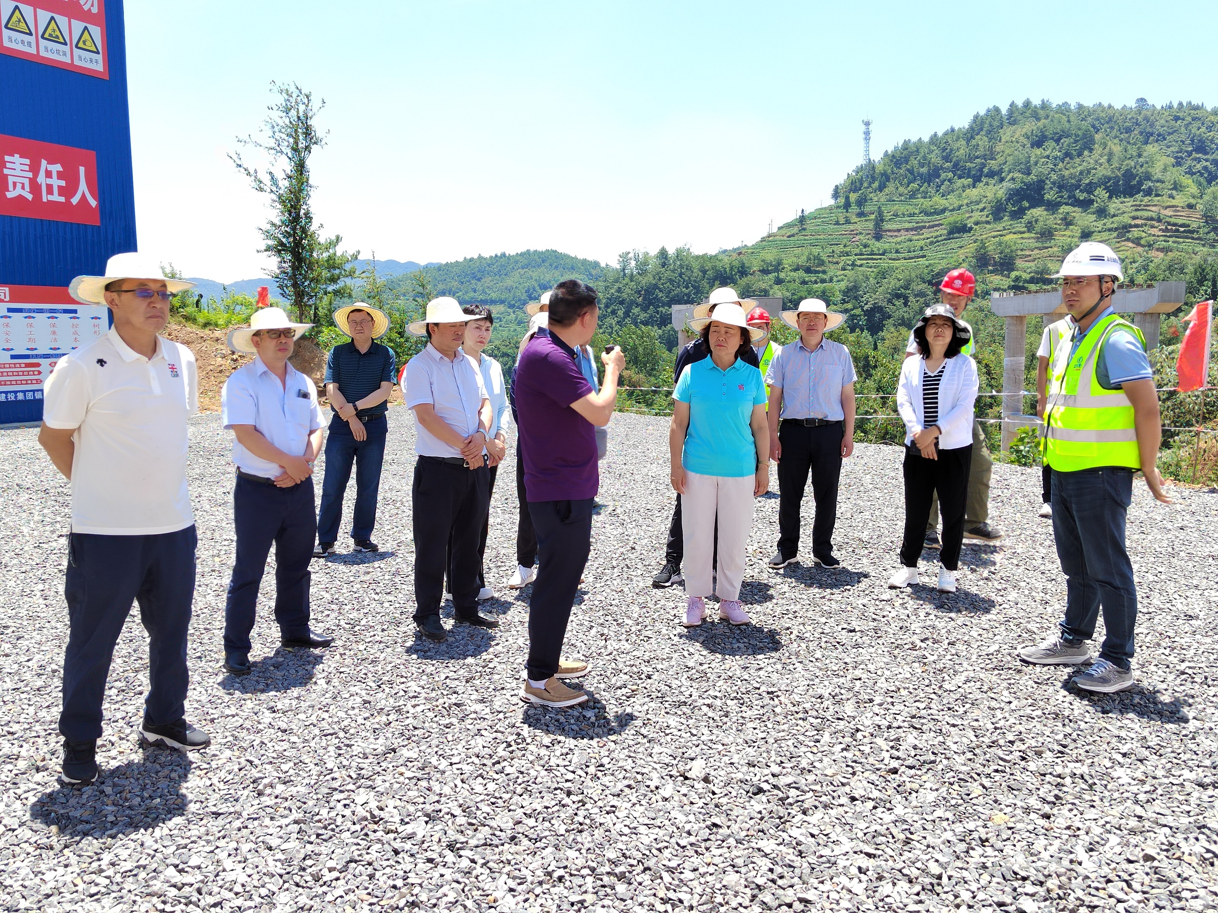 昭通市人大常委會副主任晏祥莉一行到鎮(zhèn)果公路項目二標段考察指導