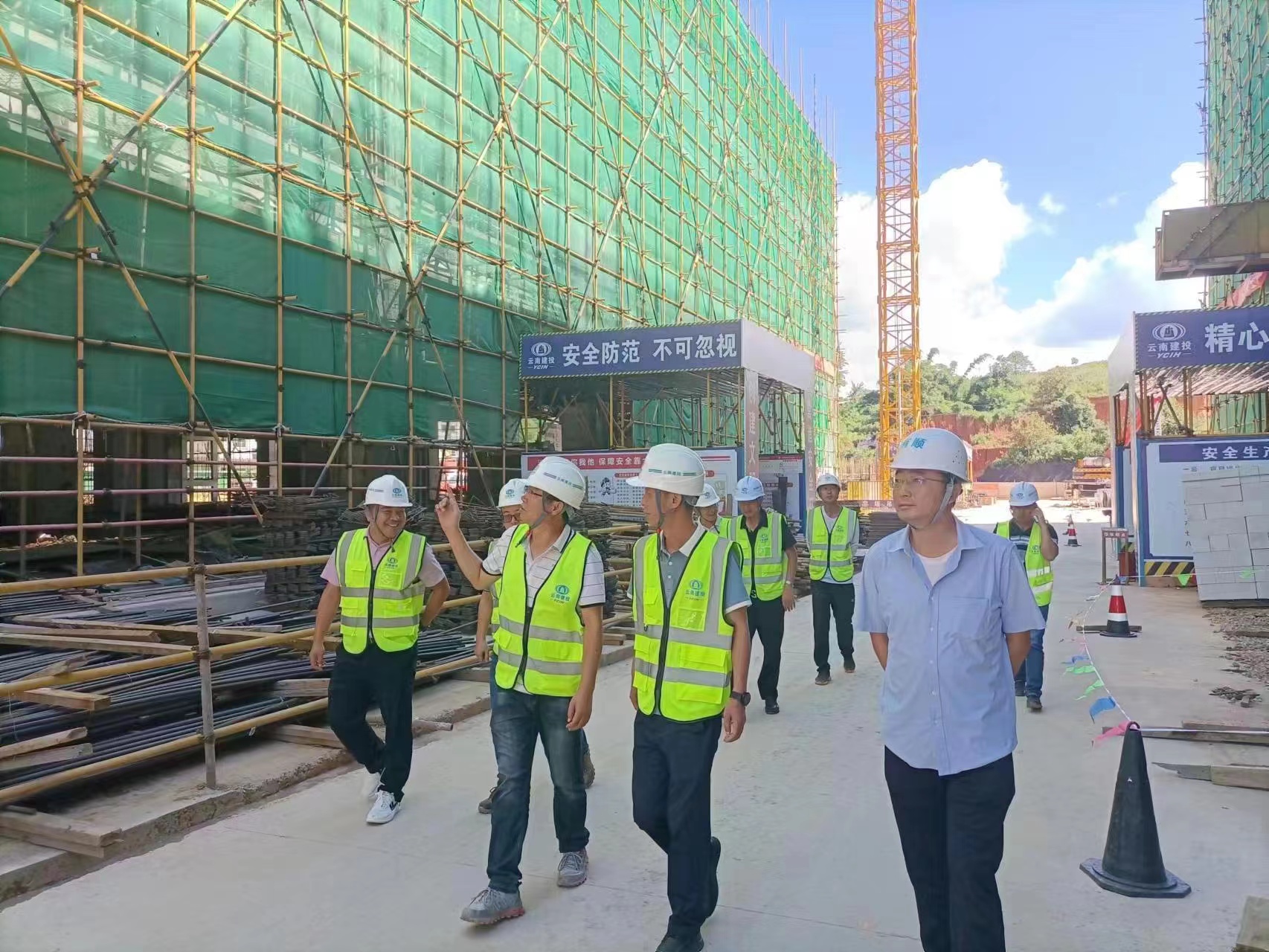 楊靜到元江縣人民醫(yī)院遷建項目檢查指導