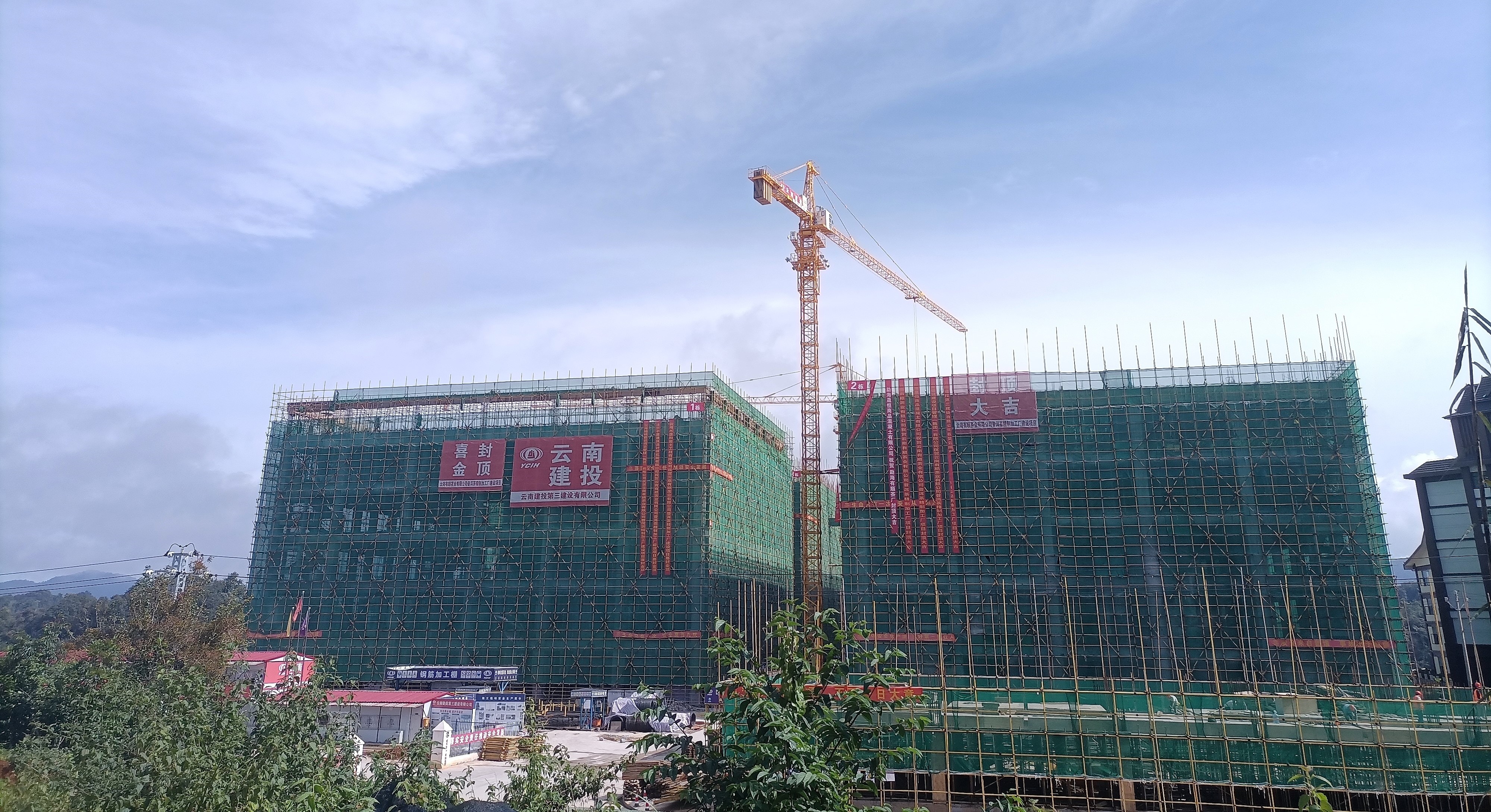 開工五個月    勐海有順茶廠建設(shè)項目四大廠房順利封頂！