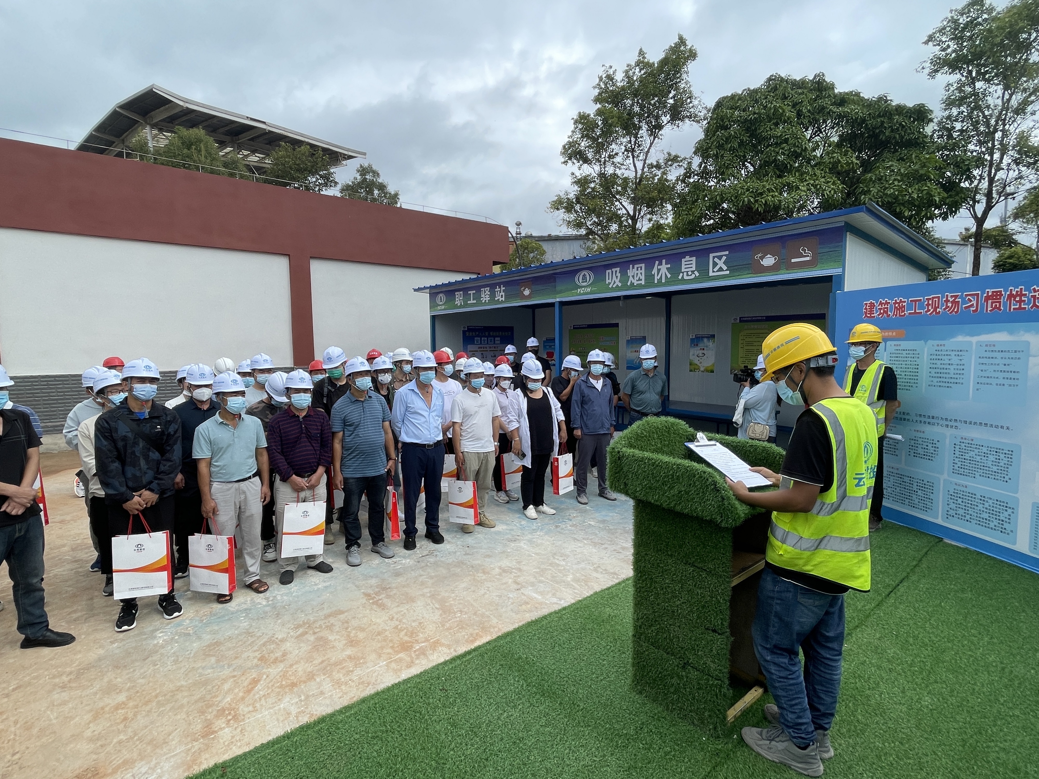 【質(zhì)量月】普洱市住建局率隊到公司普洱市體育職業(yè)高級中學建設(shè)項目（二期）觀摩學習