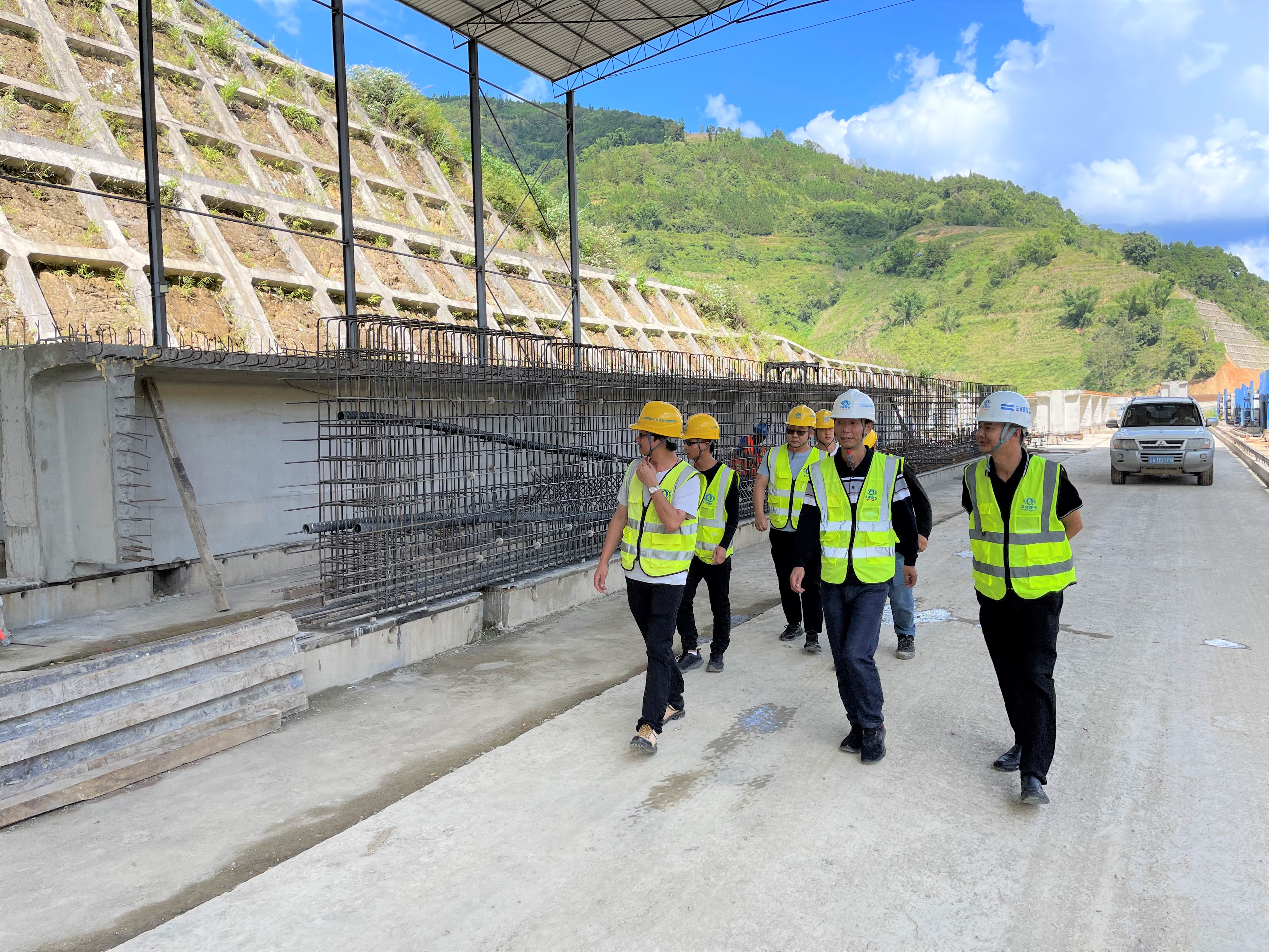 楊靜帶隊到元綠高速公路項目土建十一分部檢查指導(dǎo)