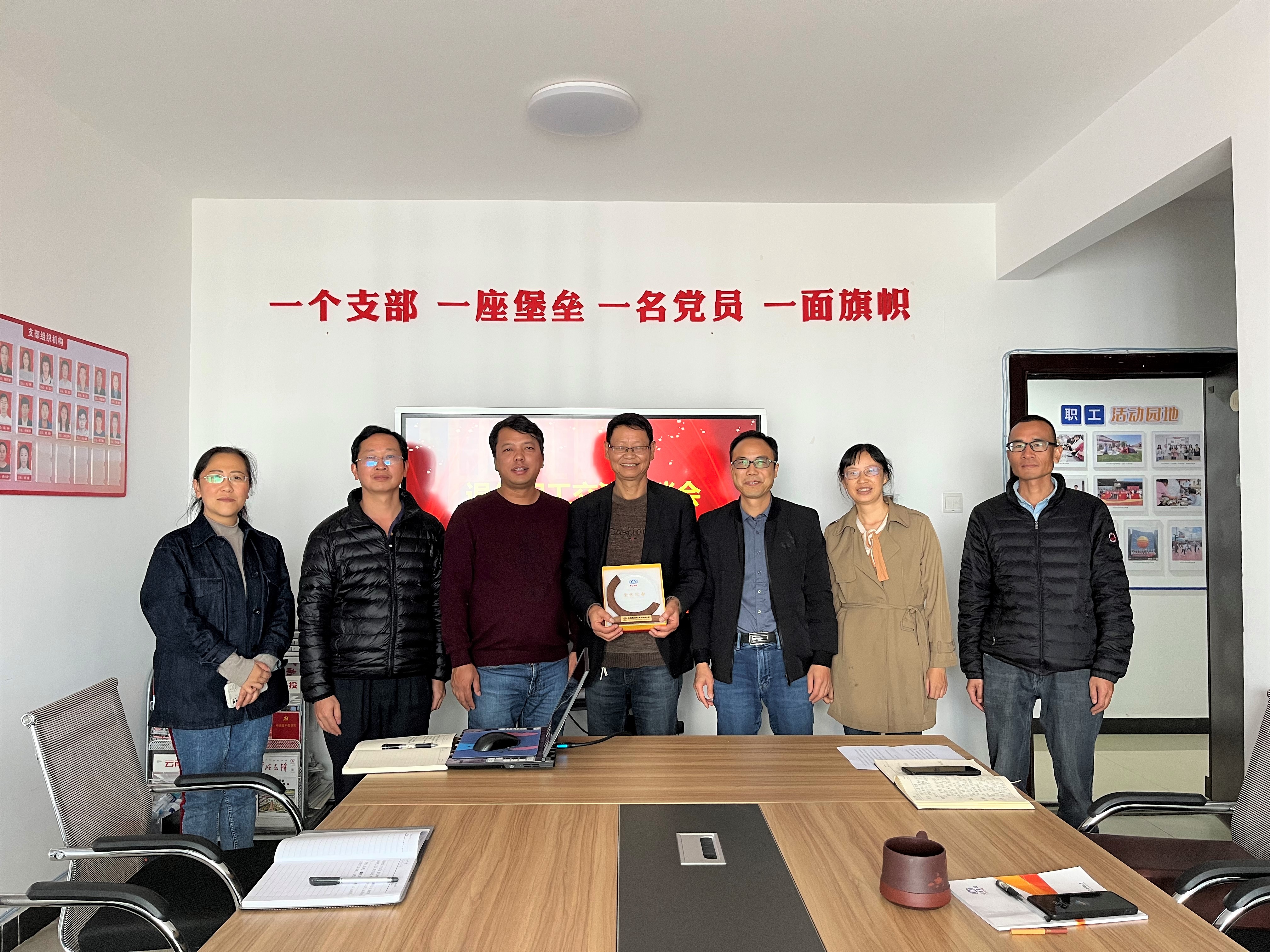 光榮在崗42年！退休歡送會，情誼暖人心