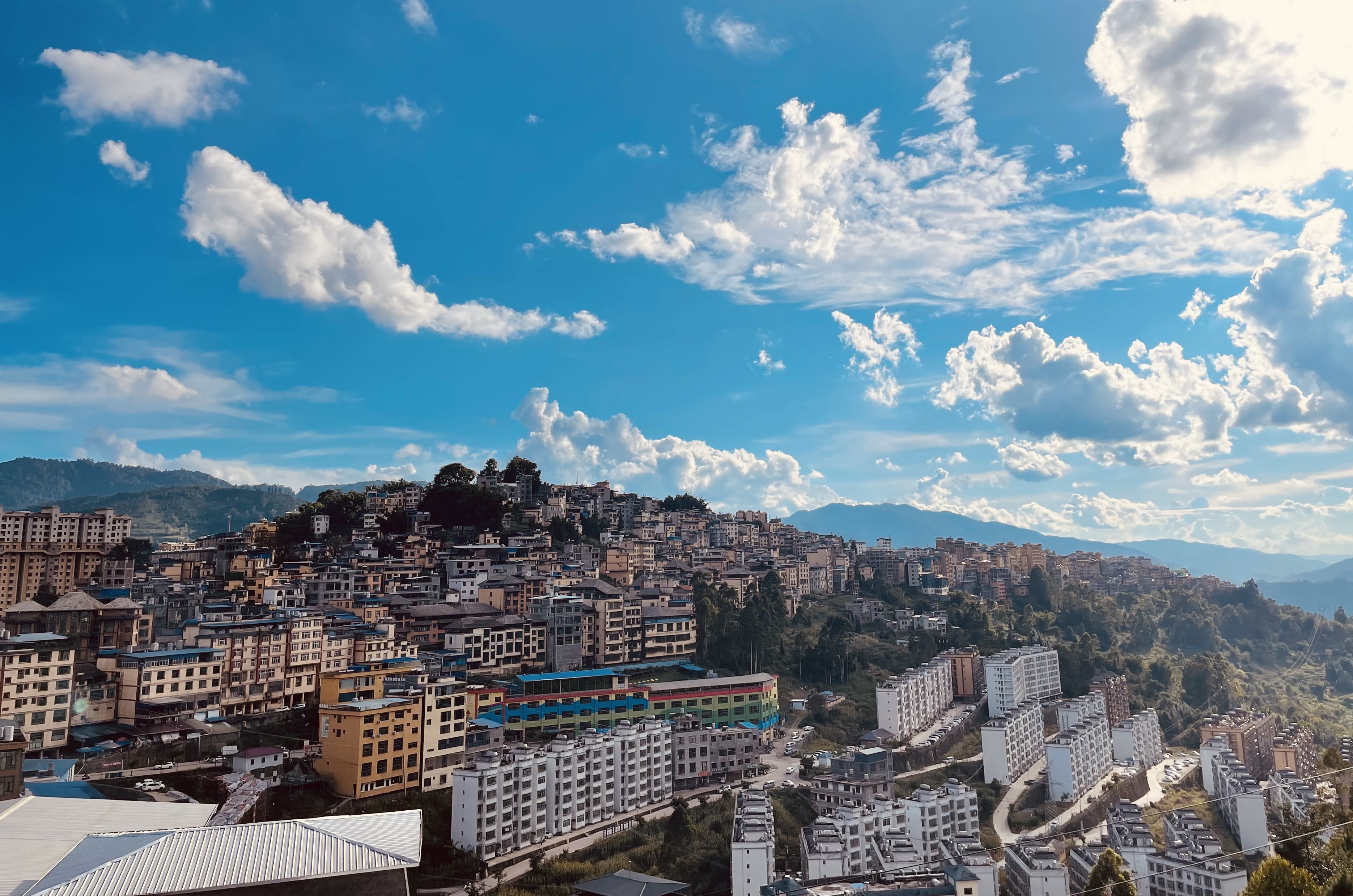 學(xué)習(xí)二十大 建功新時(shí)代丨綠春縣人民醫(yī)院遷建項(xiàng)目：建醫(yī)療陣地 譜民族團(tuán)結(jié)之歌