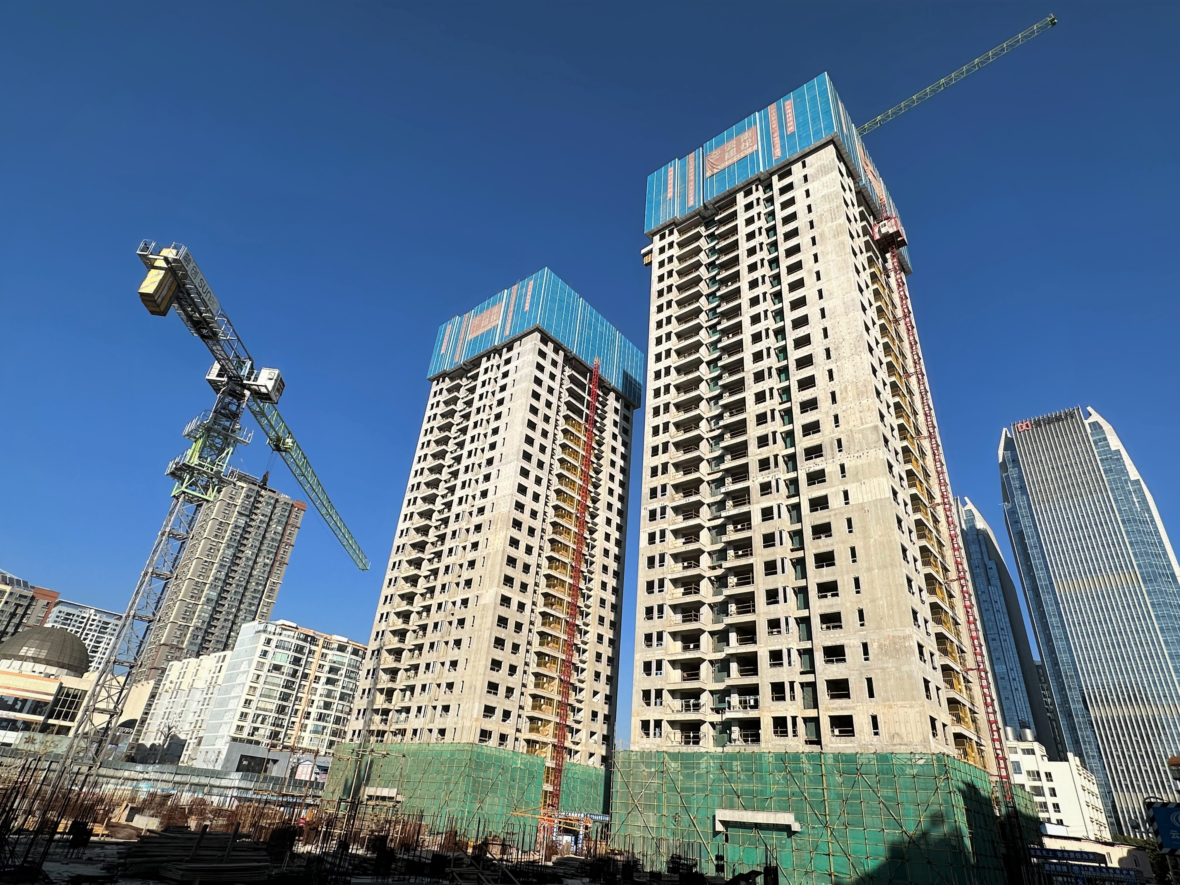 實(shí)力觀?。ˋ1地塊）項(xiàng)目首棟順利封頂