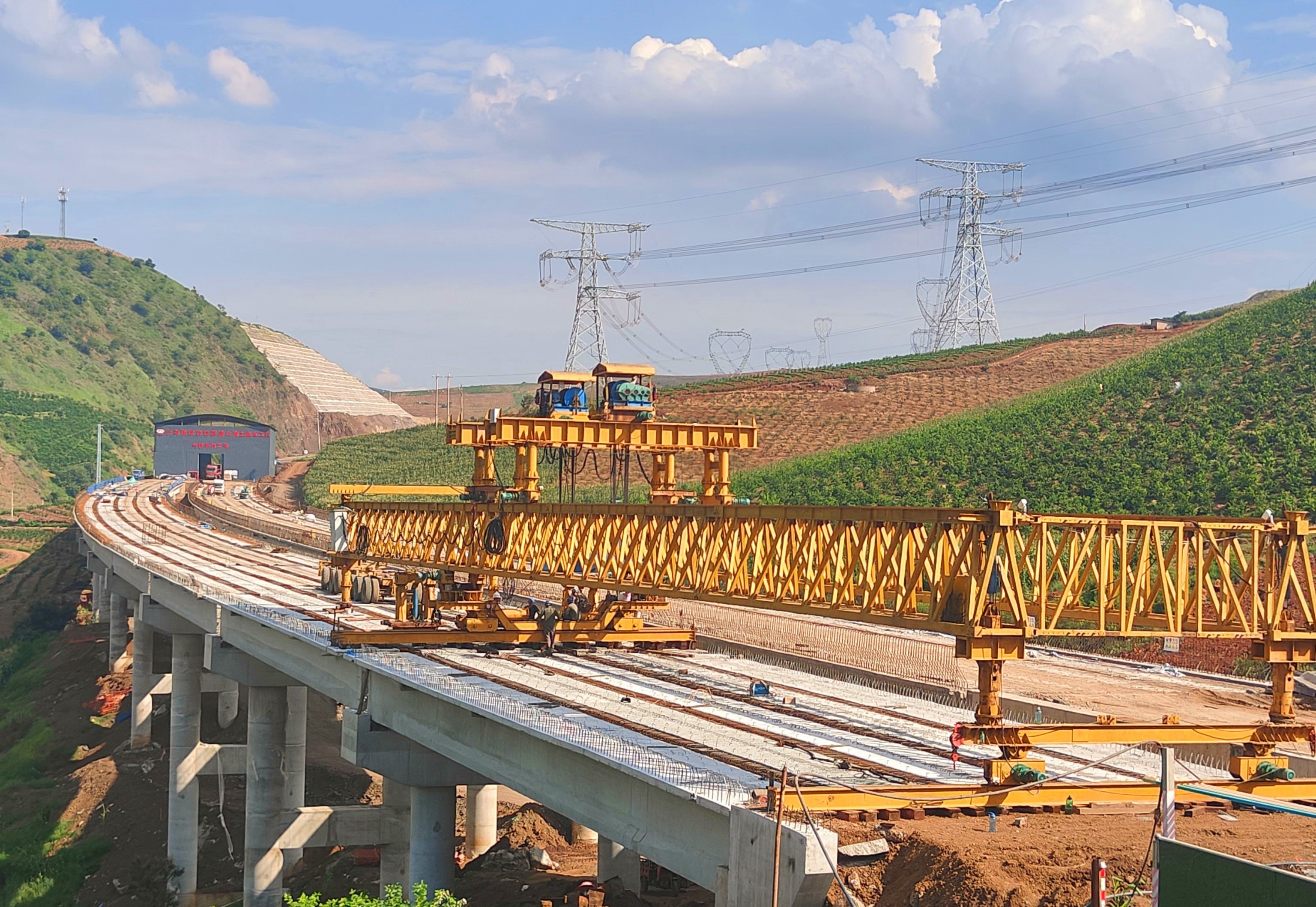 賓鶴高速項(xiàng)目阿何莊2號大橋T梁吊裝完成