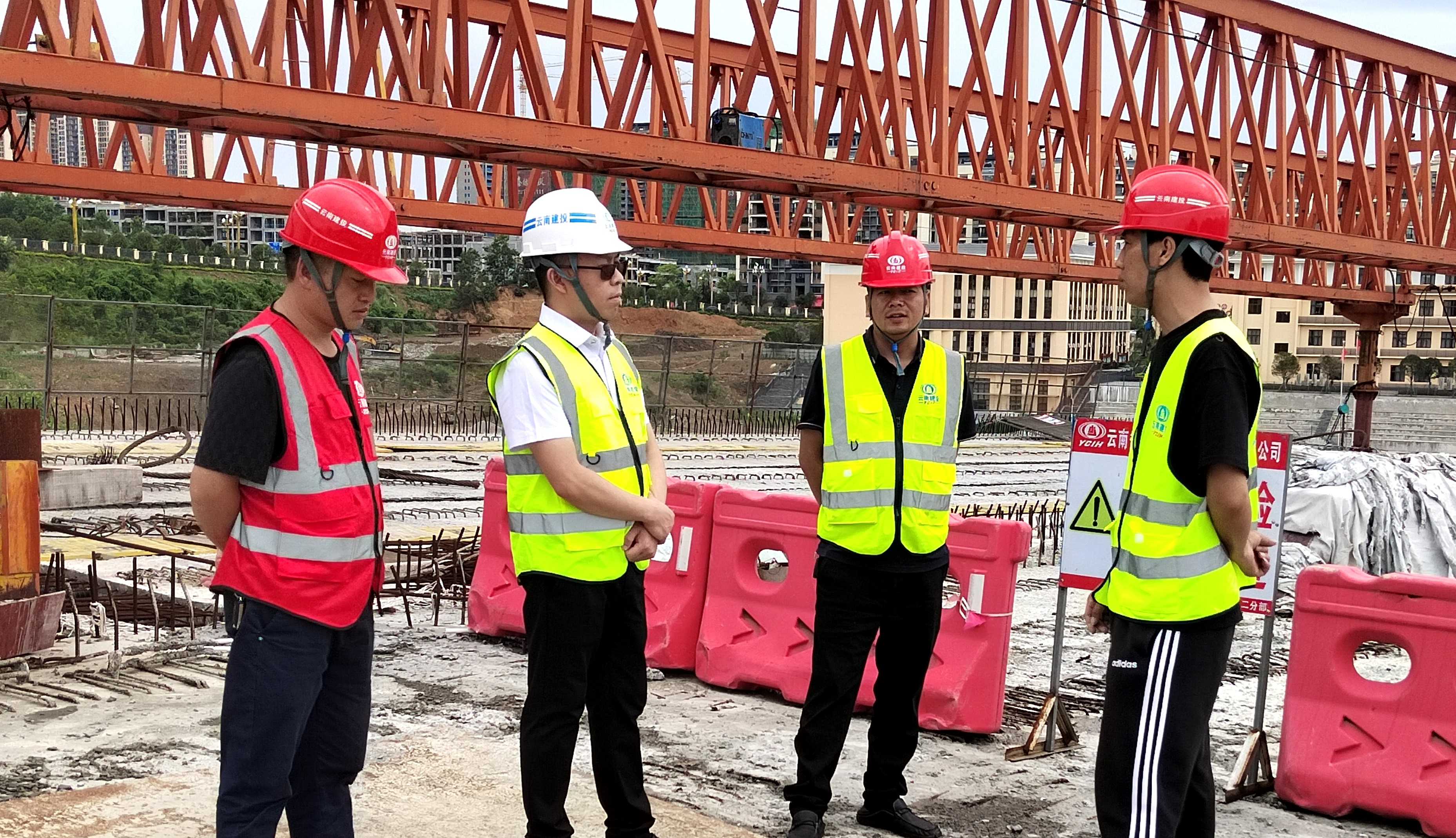 公司領(lǐng)導(dǎo)到項(xiàng)目一線檢查指導(dǎo)