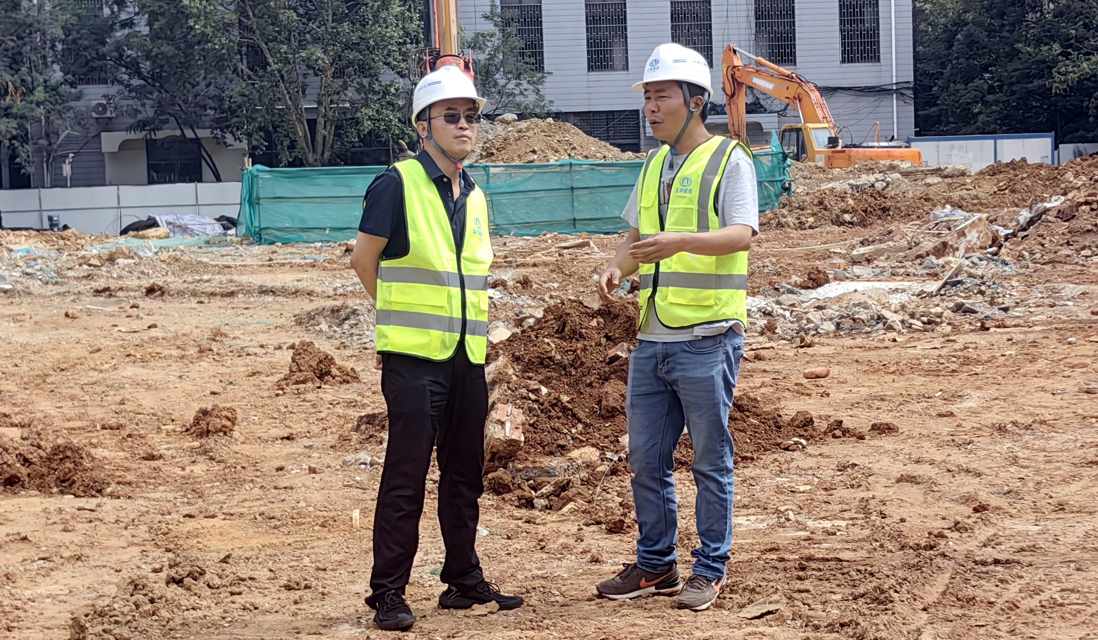 李騫到昆明理工大學(xué)有色金屬冶金先進(jìn)技術(shù)研究院項(xiàng)目檢查指導(dǎo)