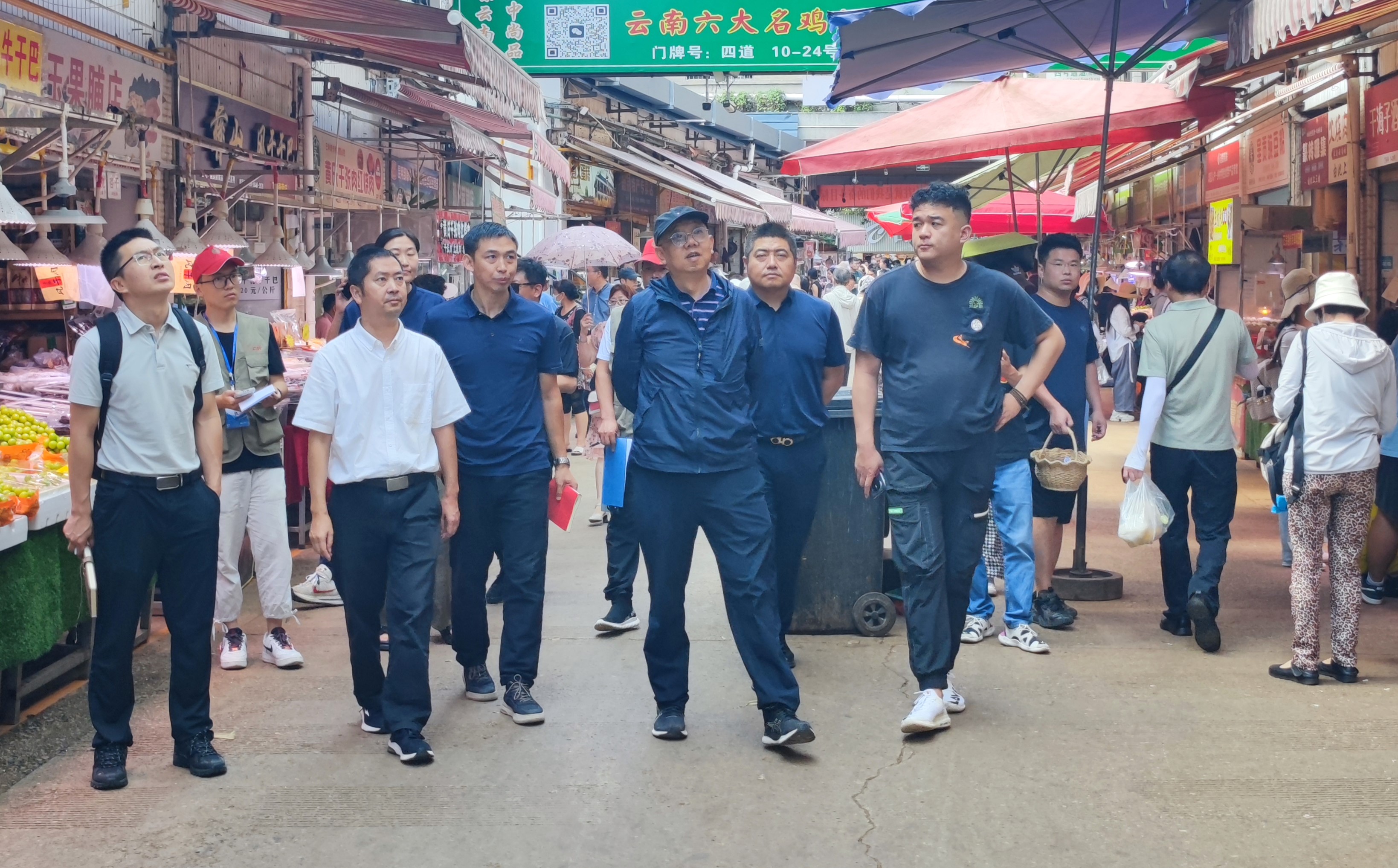 集團(tuán)公司安全總監(jiān)段益慶到大觀篆新農(nóng)貿(mào)市場進(jìn)行廣告牌、消防專項(xiàng)檢查