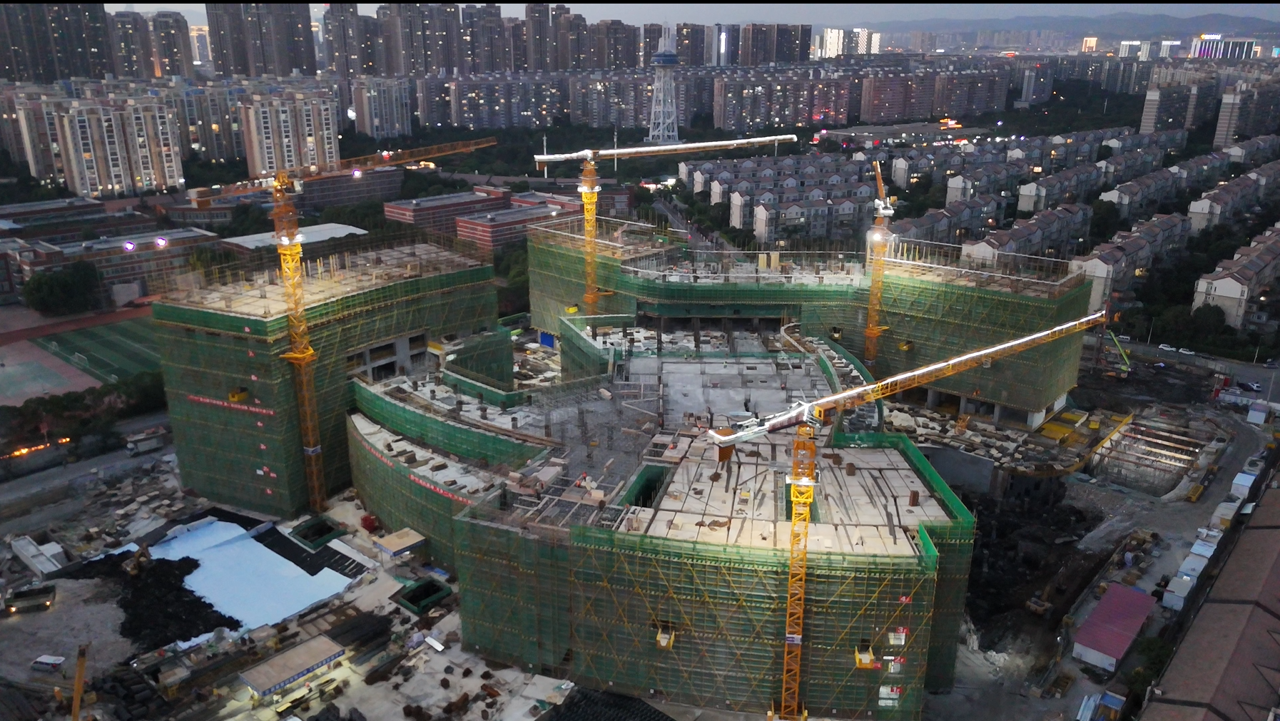 金頂喜封“項”前沖！云南省婦幼保健院項目首棟單體順利封頂