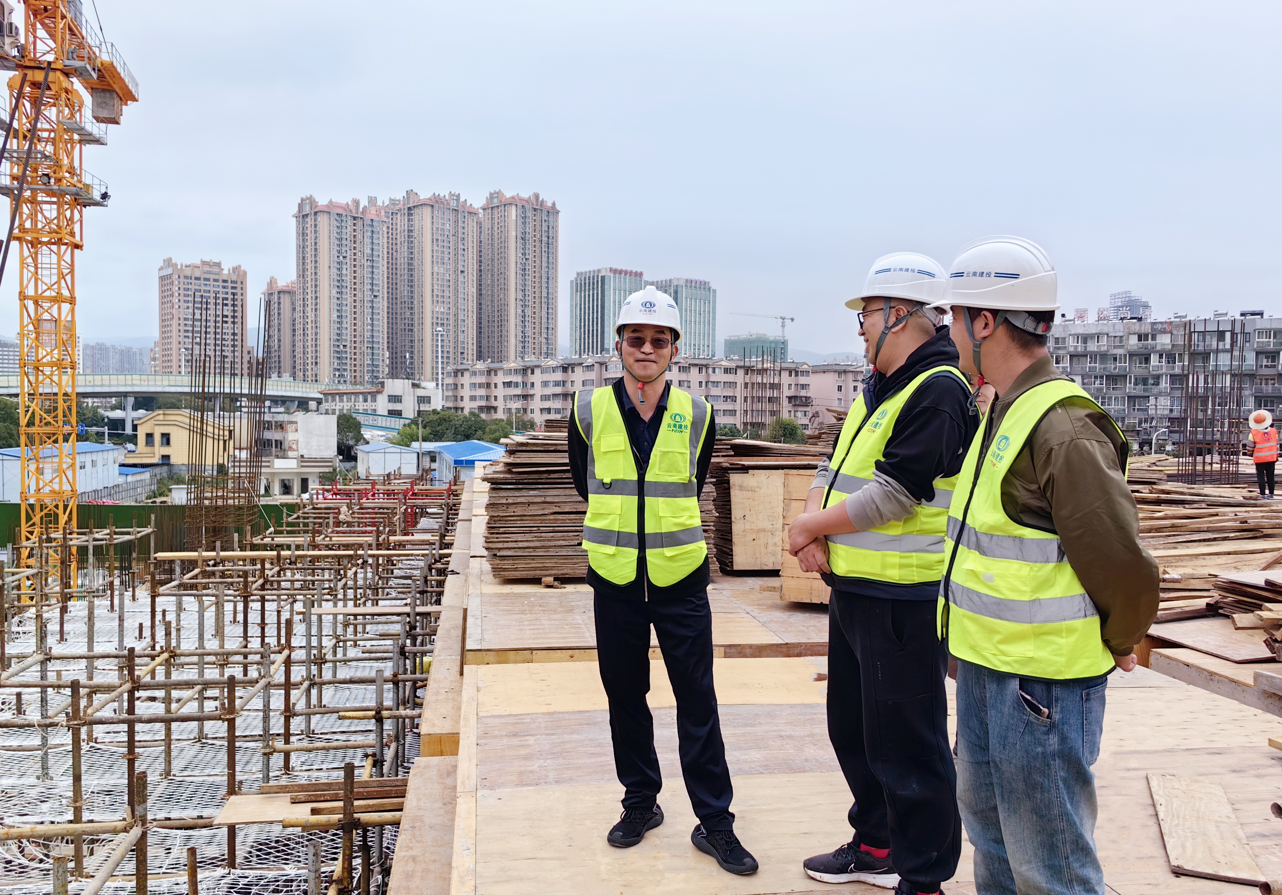 百日攻堅丨李騫到昆明市五華區(qū)黃土坡立體停車場項目檢查指導(dǎo)