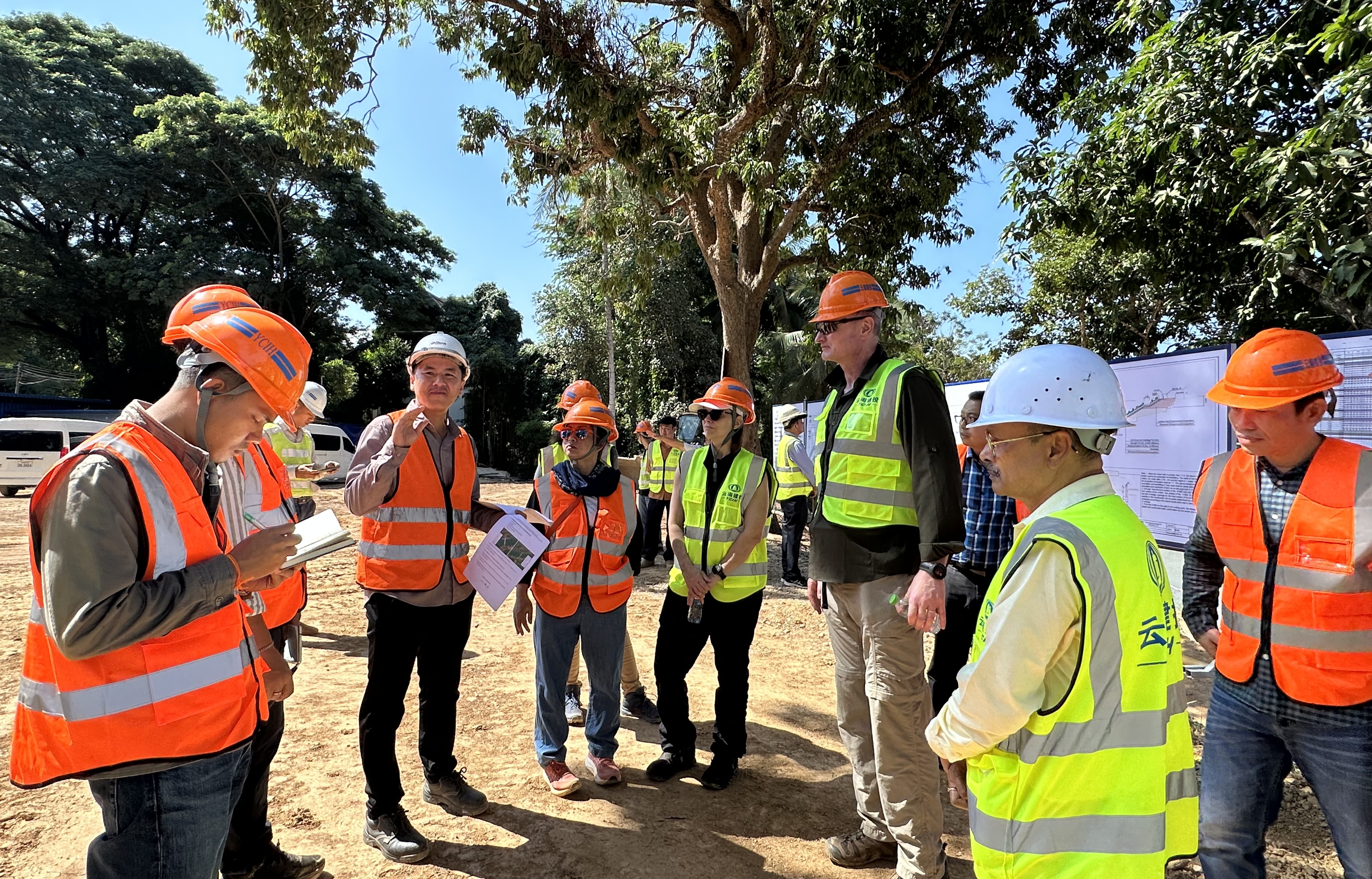 老方政府單位攜各方代表調(diào)研老撾瑯勃拉邦省湄公河和南康河災(zāi)害風(fēng)險(xiǎn)管理項(xiàng)目