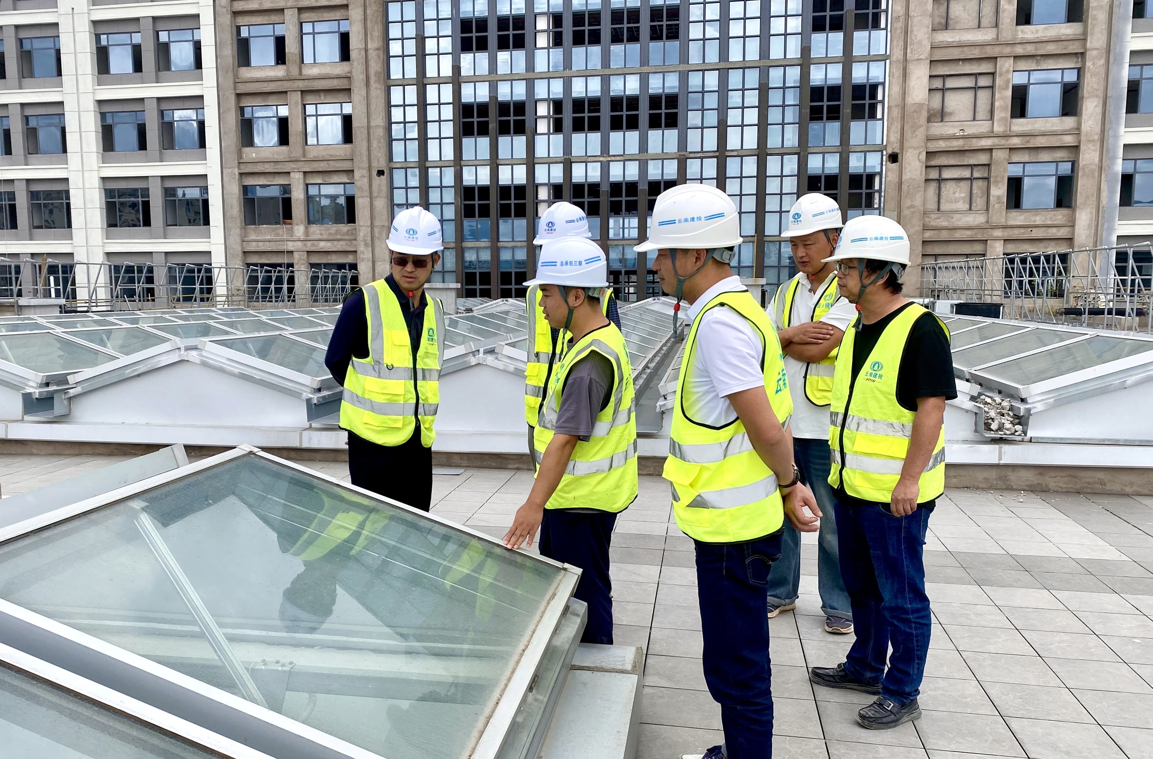 李騫到元江縣人民醫(yī)院遷建項目一工區(qū)檢查指導(dǎo)