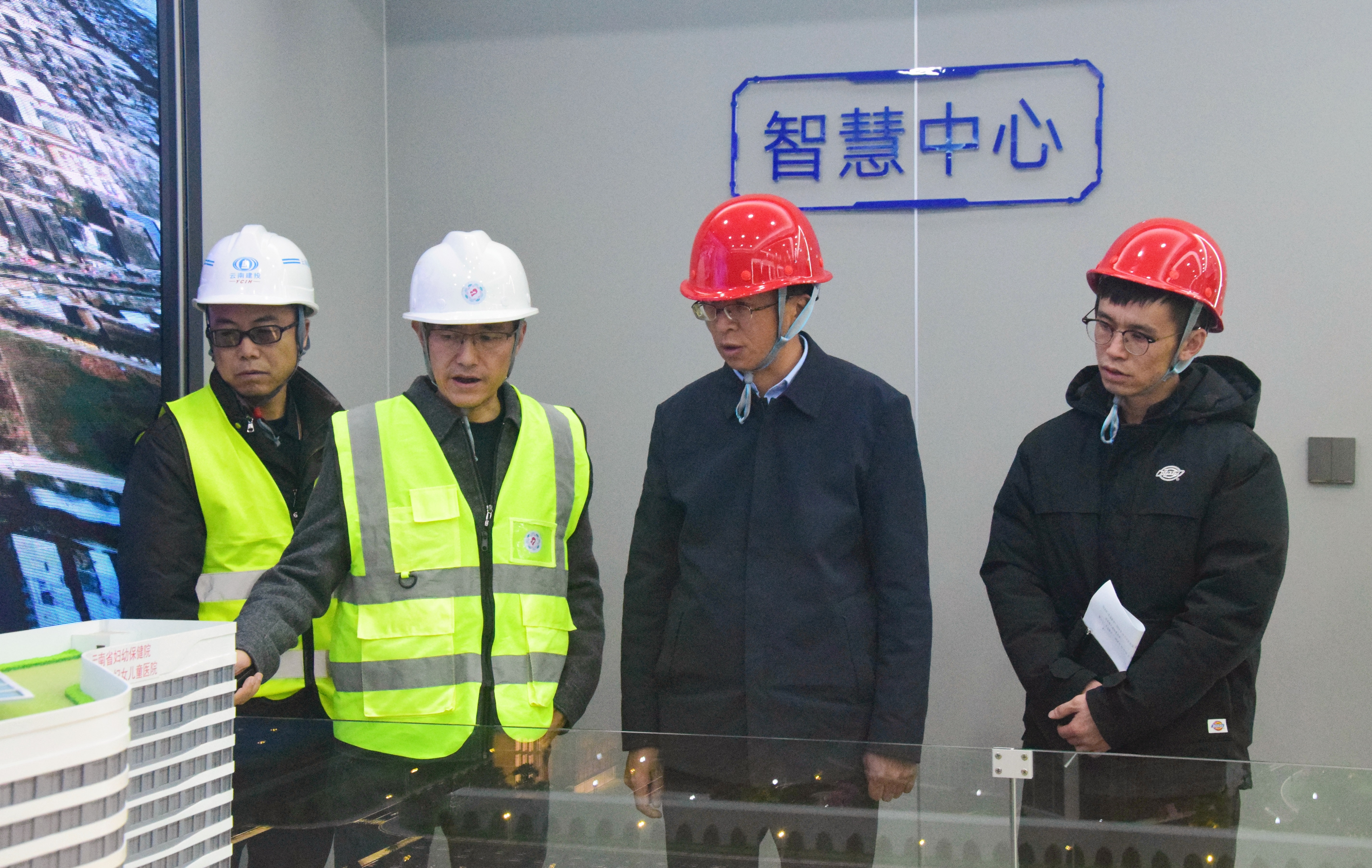 官渡區(qū)副區(qū)長楊云昆到云南省婦幼保健院項目調(diào)研