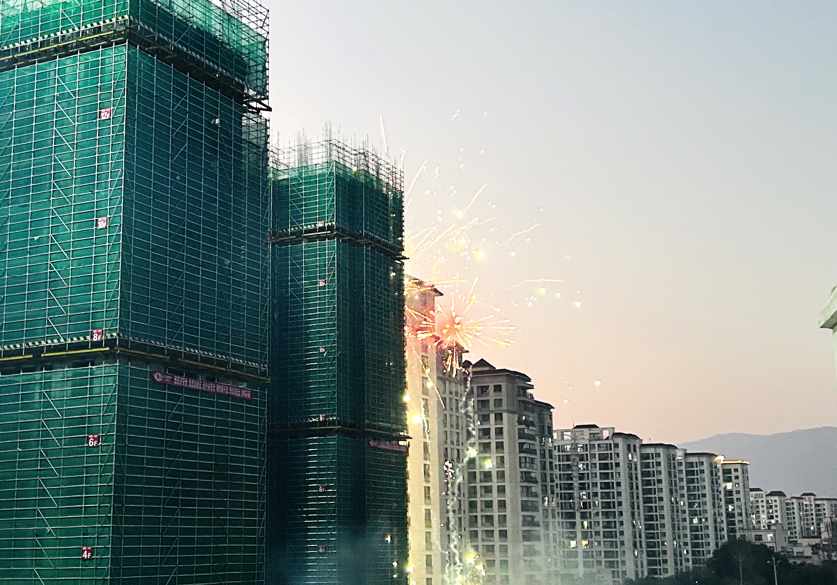 巧家縣城國有土地及花園社區(qū)（花園小區(qū)）浸沒影響安置區(qū)建設(shè)項目部分主體封頂