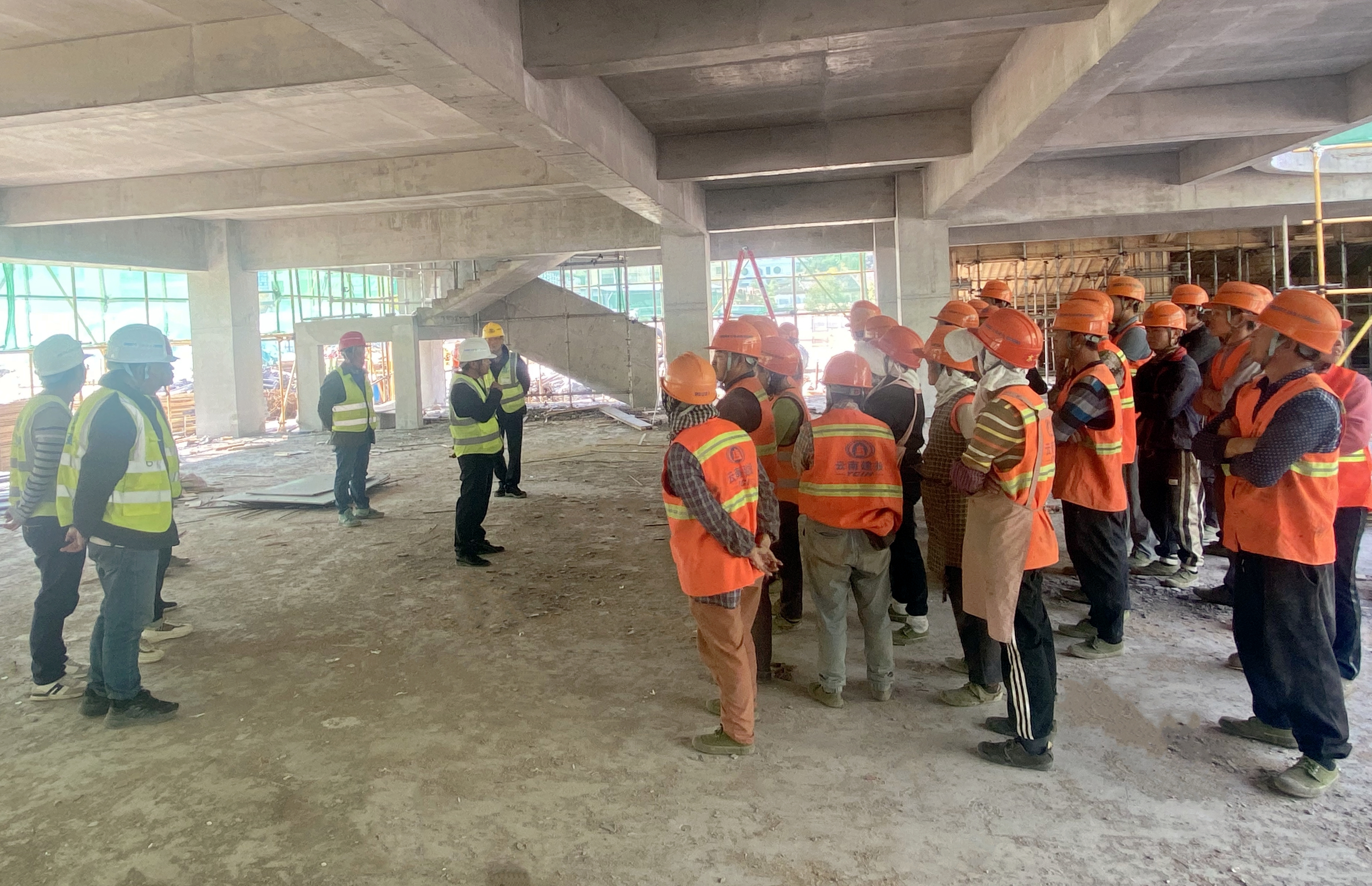 第十九直管項目部組織開展現(xiàn)場學(xué)習(xí)交流活動