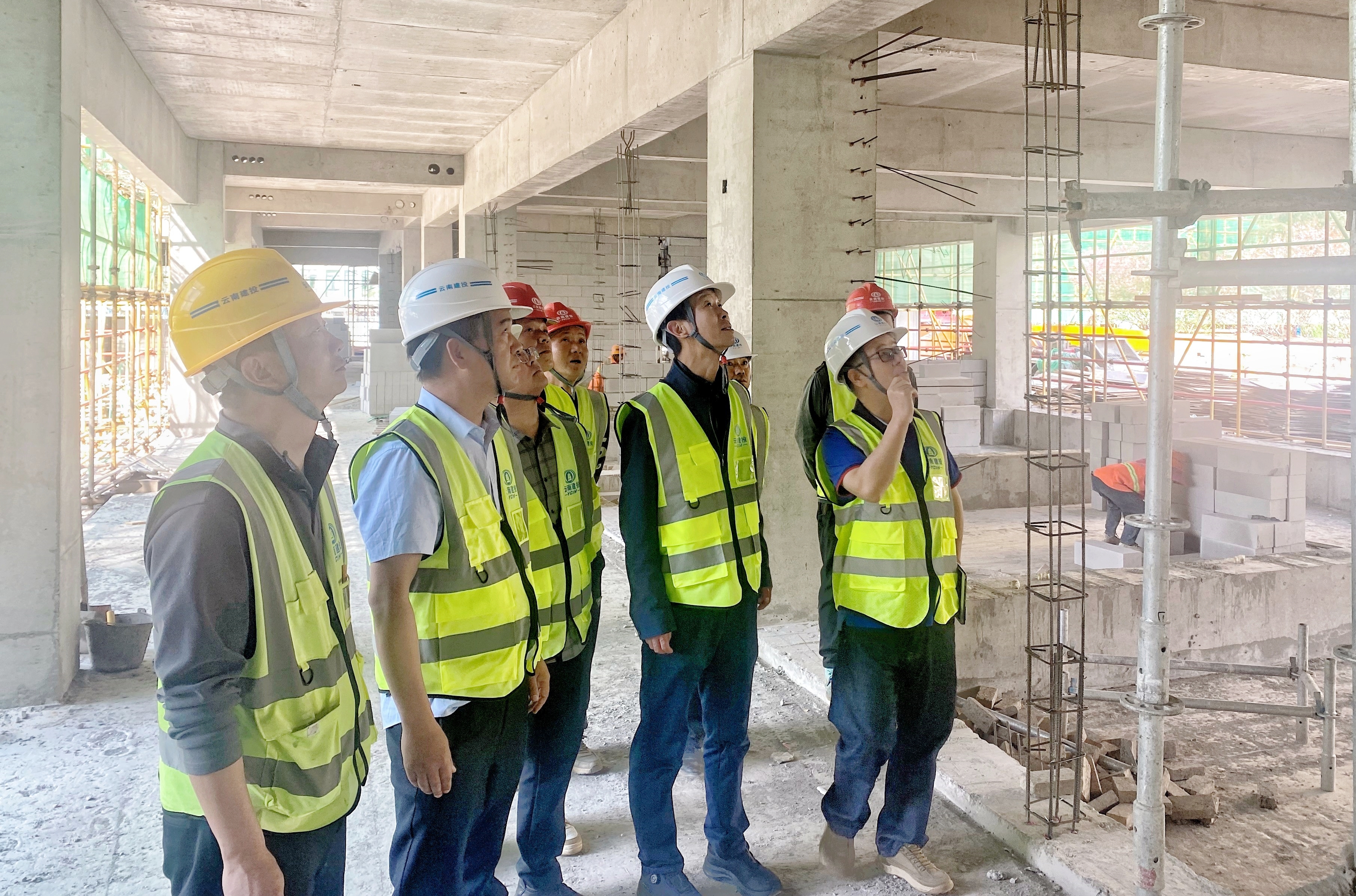 公司領(lǐng)導(dǎo)到昆十四中改擴建項目檢查指導(dǎo)