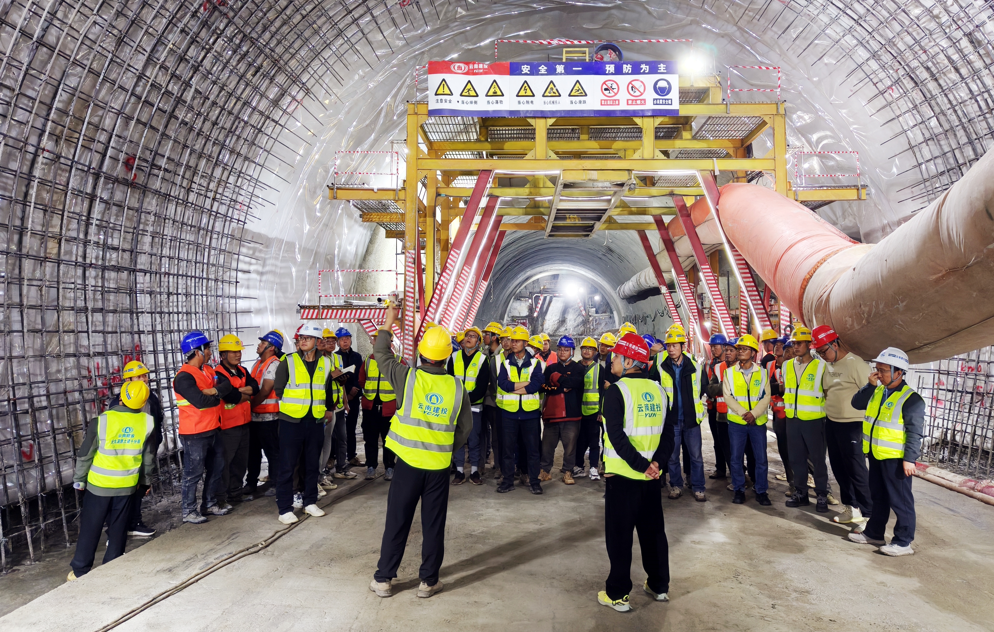 元大高速總承包項(xiàng)目部組織各施工分部到公司承建的新華隧道交流學(xué)習(xí)