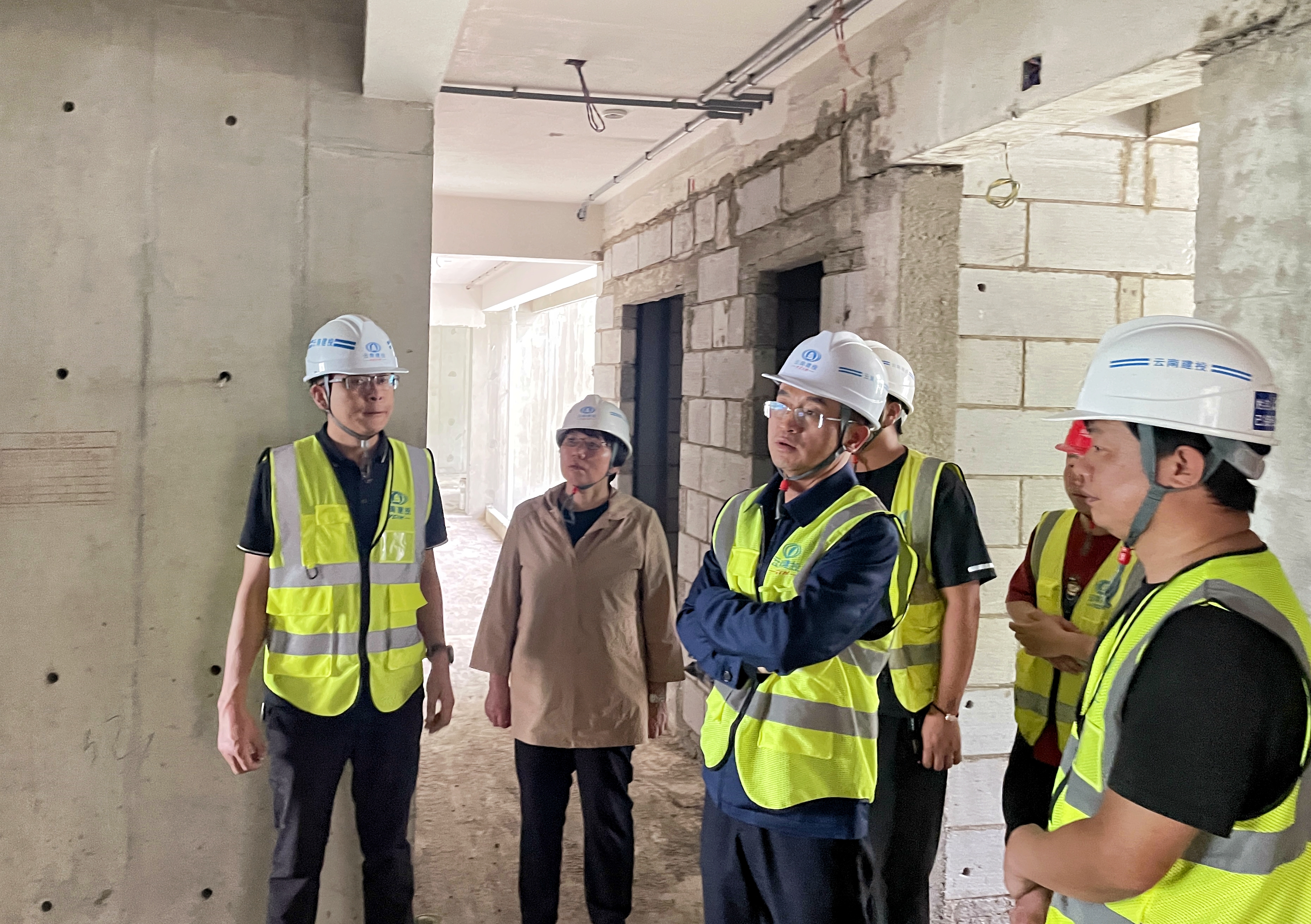 李騫到巧家縣城國(guó)有土地及花園社區(qū)浸沒(méi)影響安置區(qū)建設(shè)項(xiàng)目檢查指導(dǎo)