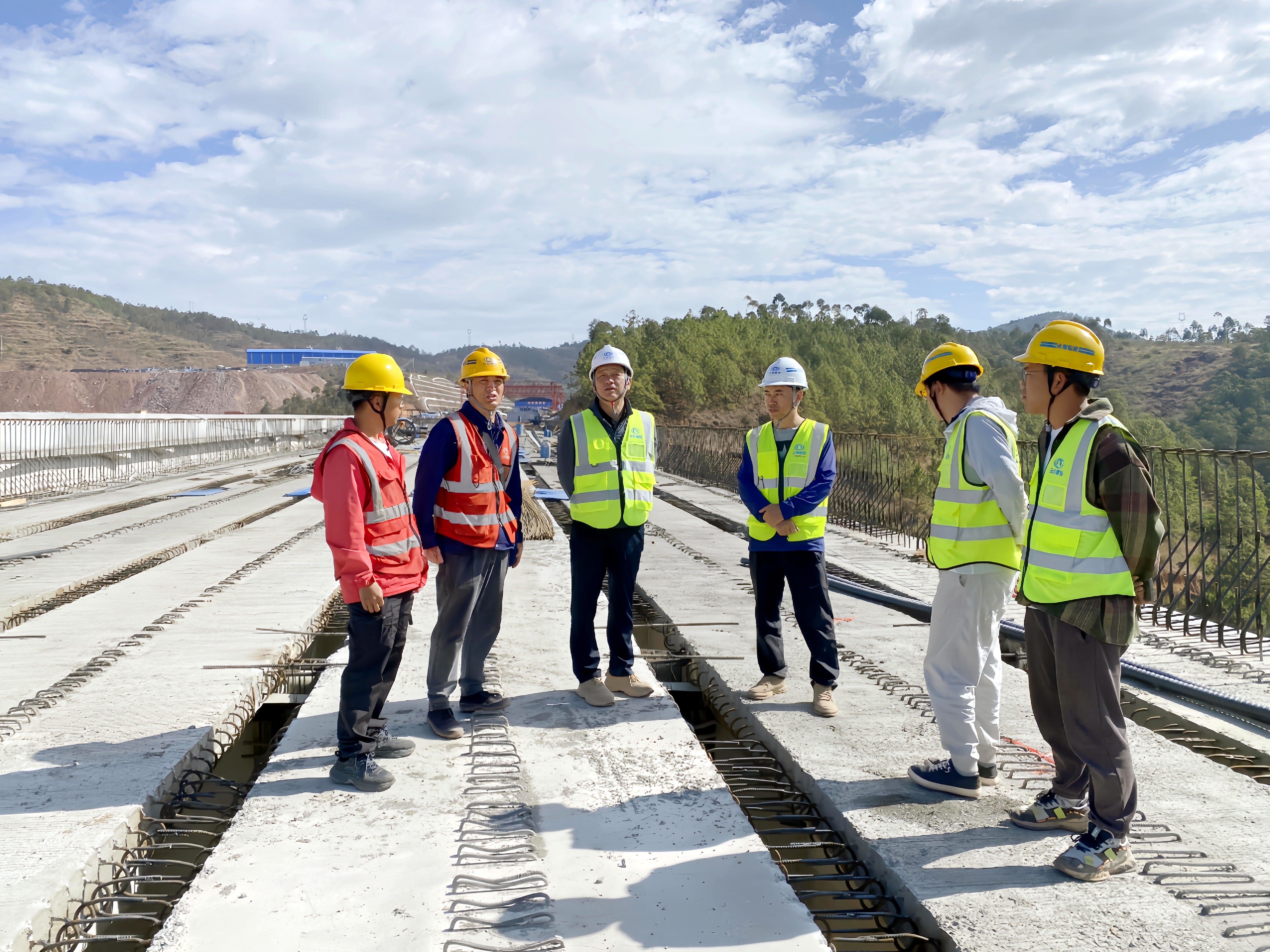 “五一”不停歇 | 公司領(lǐng)導(dǎo)到項(xiàng)目檢查指導(dǎo)，看望慰問一線干部職工