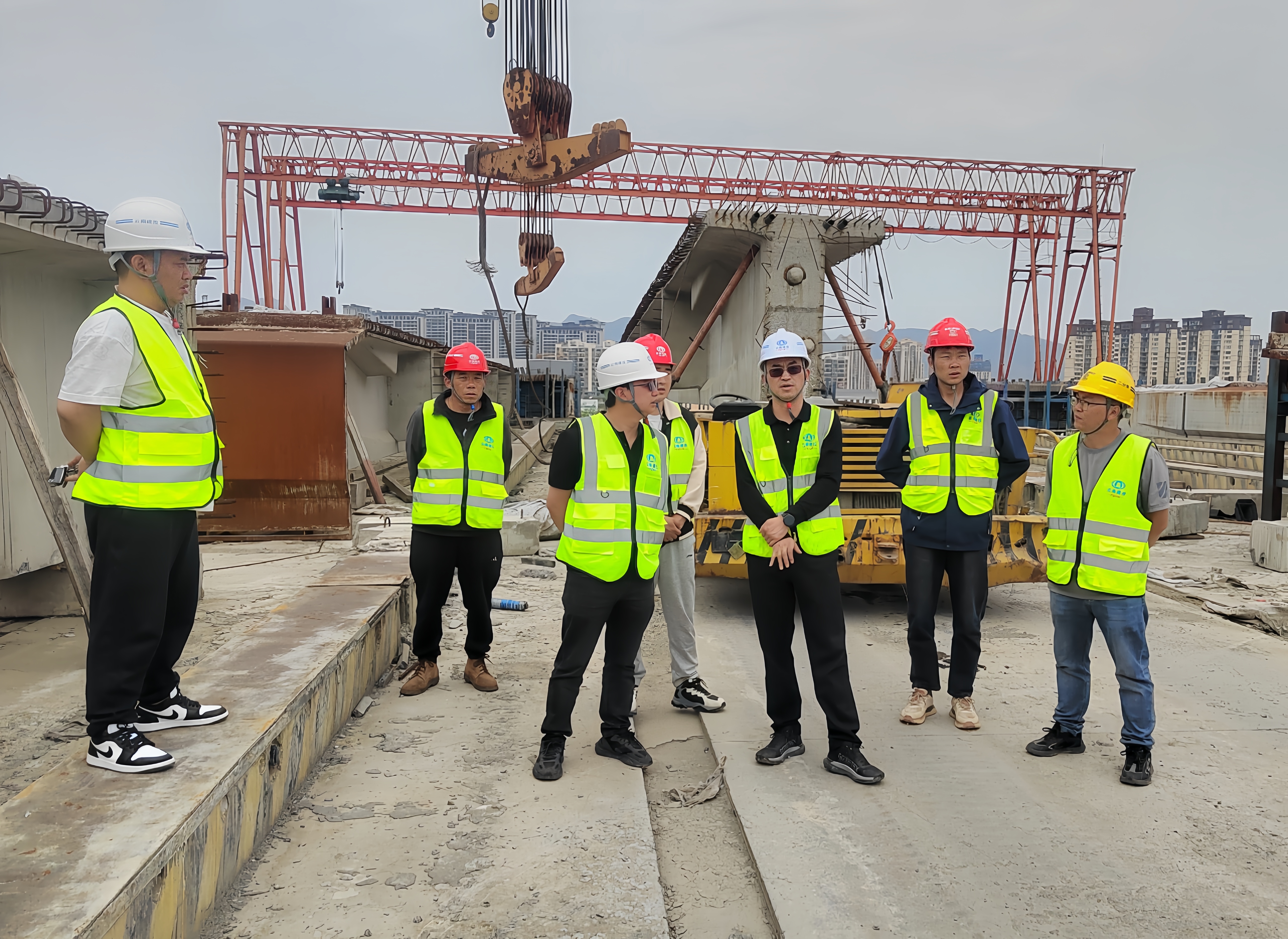 “五一”不停歇 | 公司領(lǐng)導(dǎo)到項(xiàng)目檢查指導(dǎo)，看望慰問一線干部職工