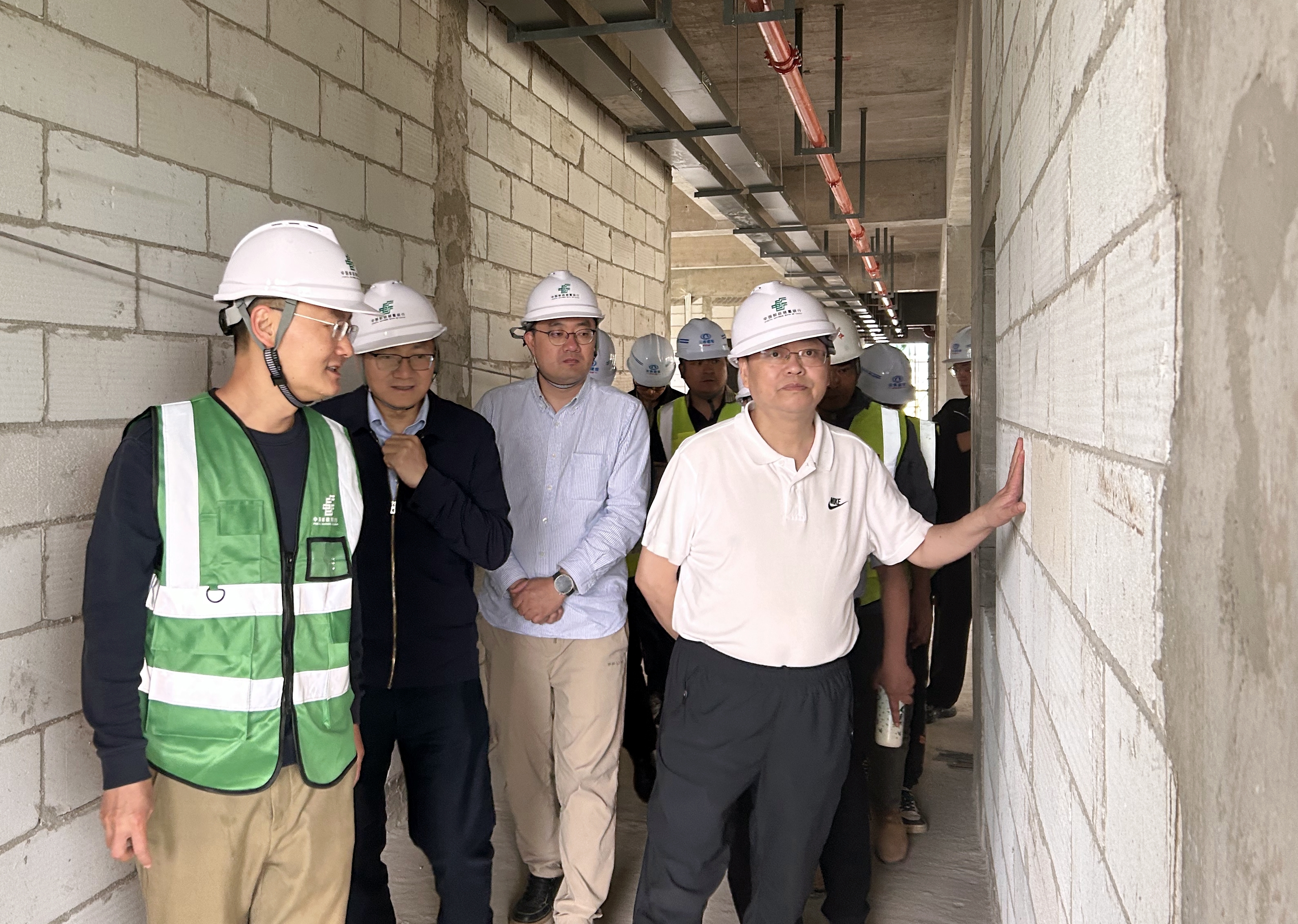 郵儲(chǔ)銀行云南省分行副行長(zhǎng)白慶元調(diào)研公司大理郵儲(chǔ)銀行項(xiàng)目