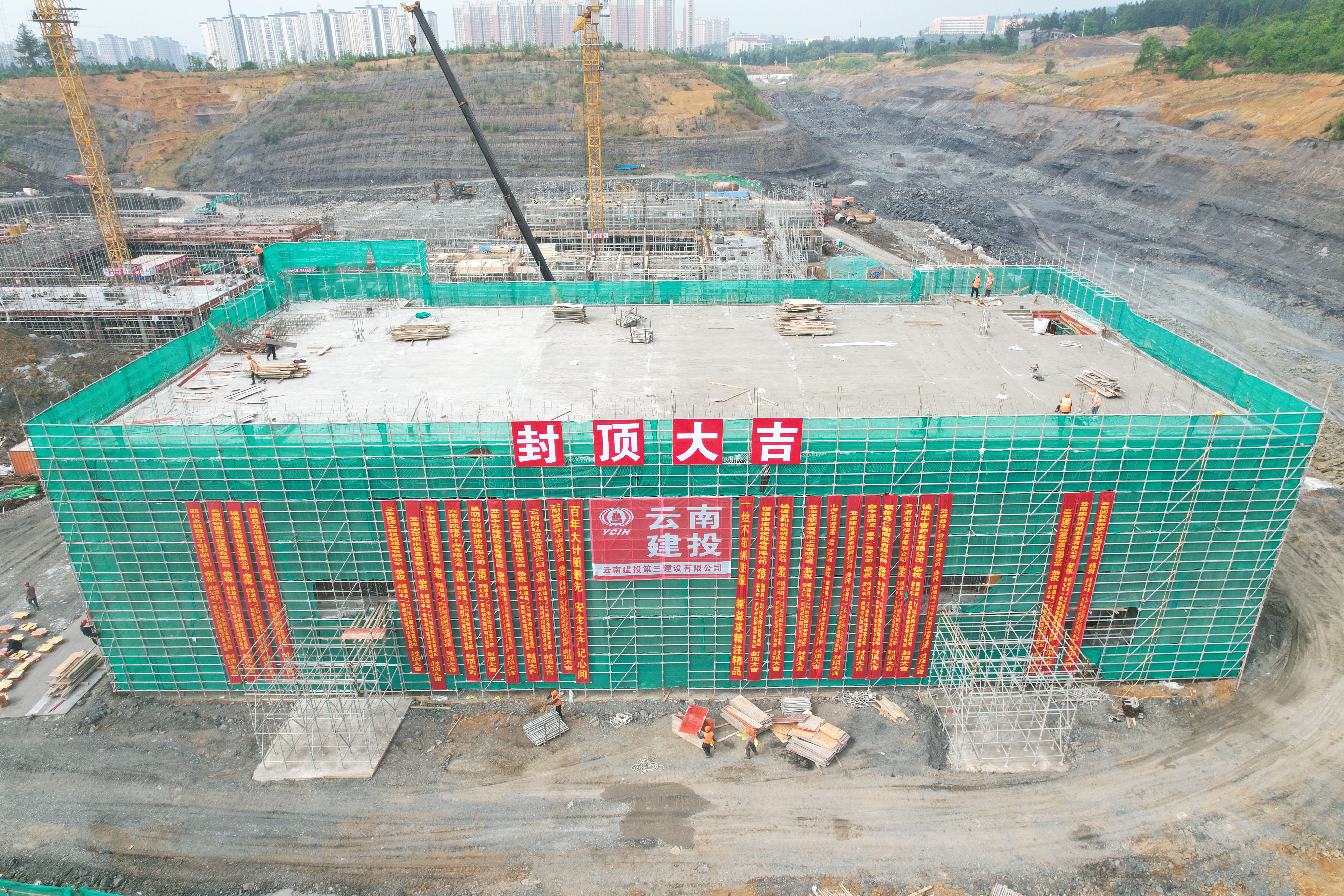 奮戰(zhàn)二季度丨鎮(zhèn)雄“1.22”避險搬遷安置學校建設項目食堂主體結(jié)構(gòu)順利封頂