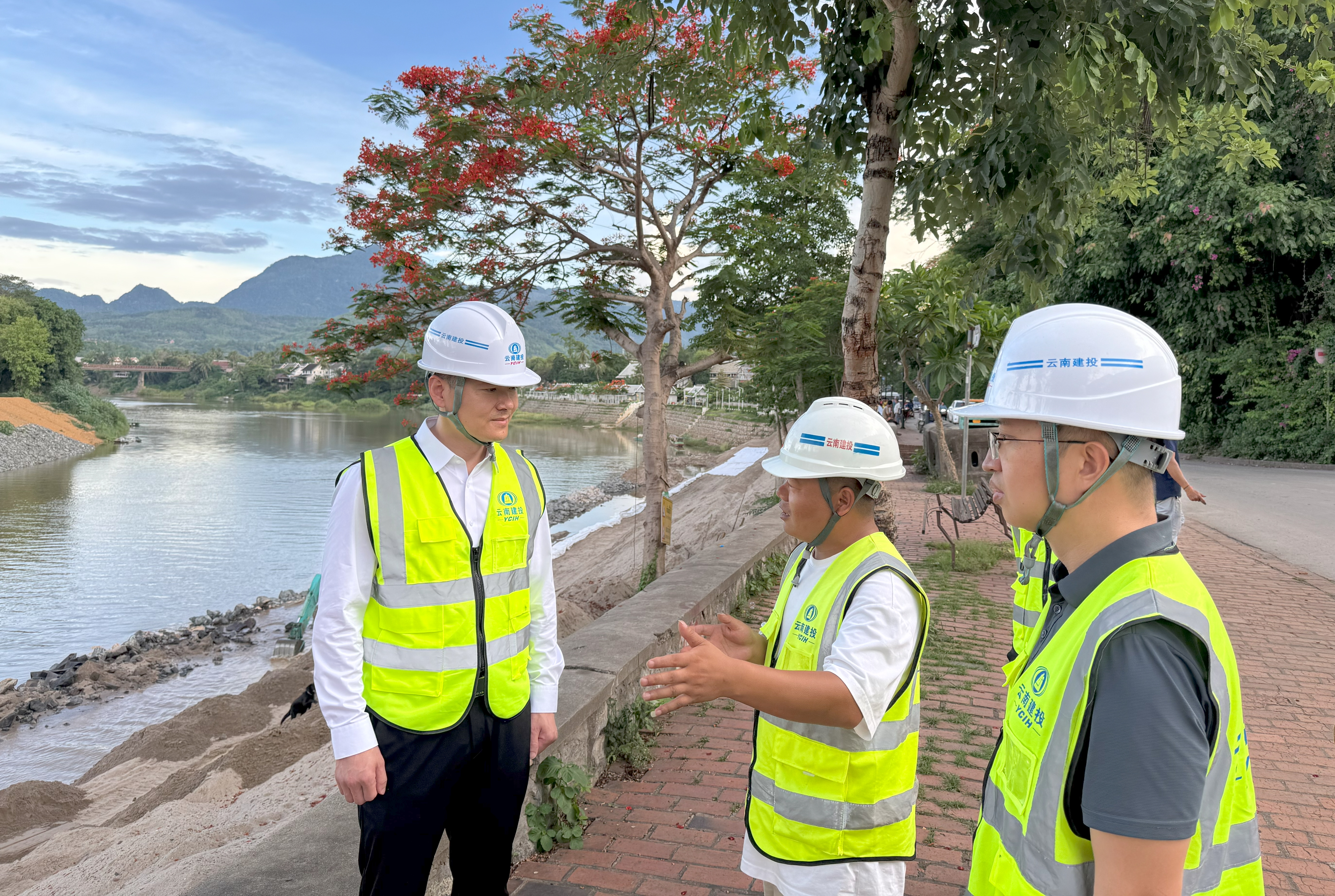 集團(tuán)總經(jīng)理助理王洪雷調(diào)研公司老撾及周邊項(xiàng)目