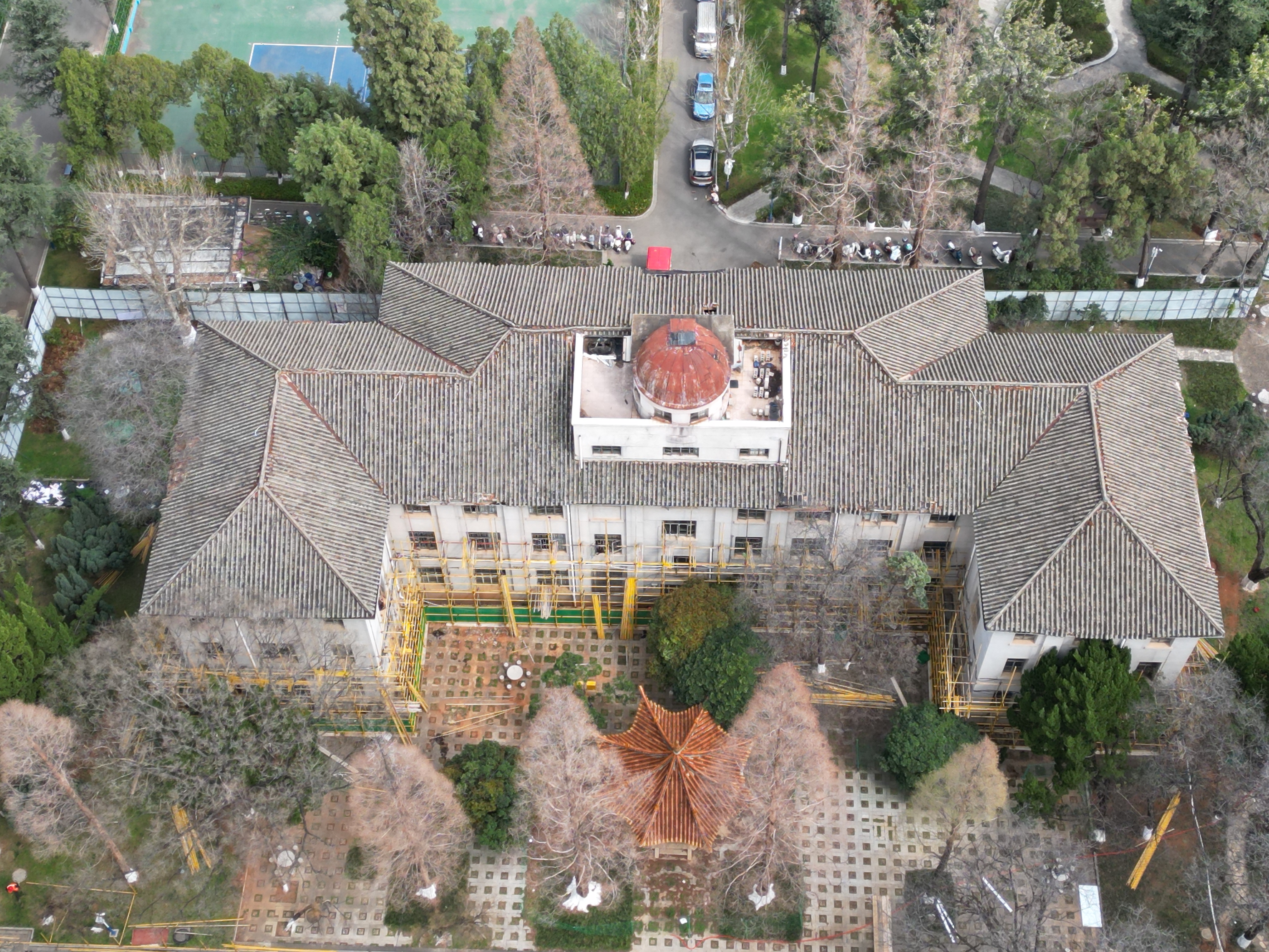 彭云到云南師范大學(xué)西南聯(lián)大校區(qū)歷史建筑修繕項(xiàng)目檢查指導(dǎo)