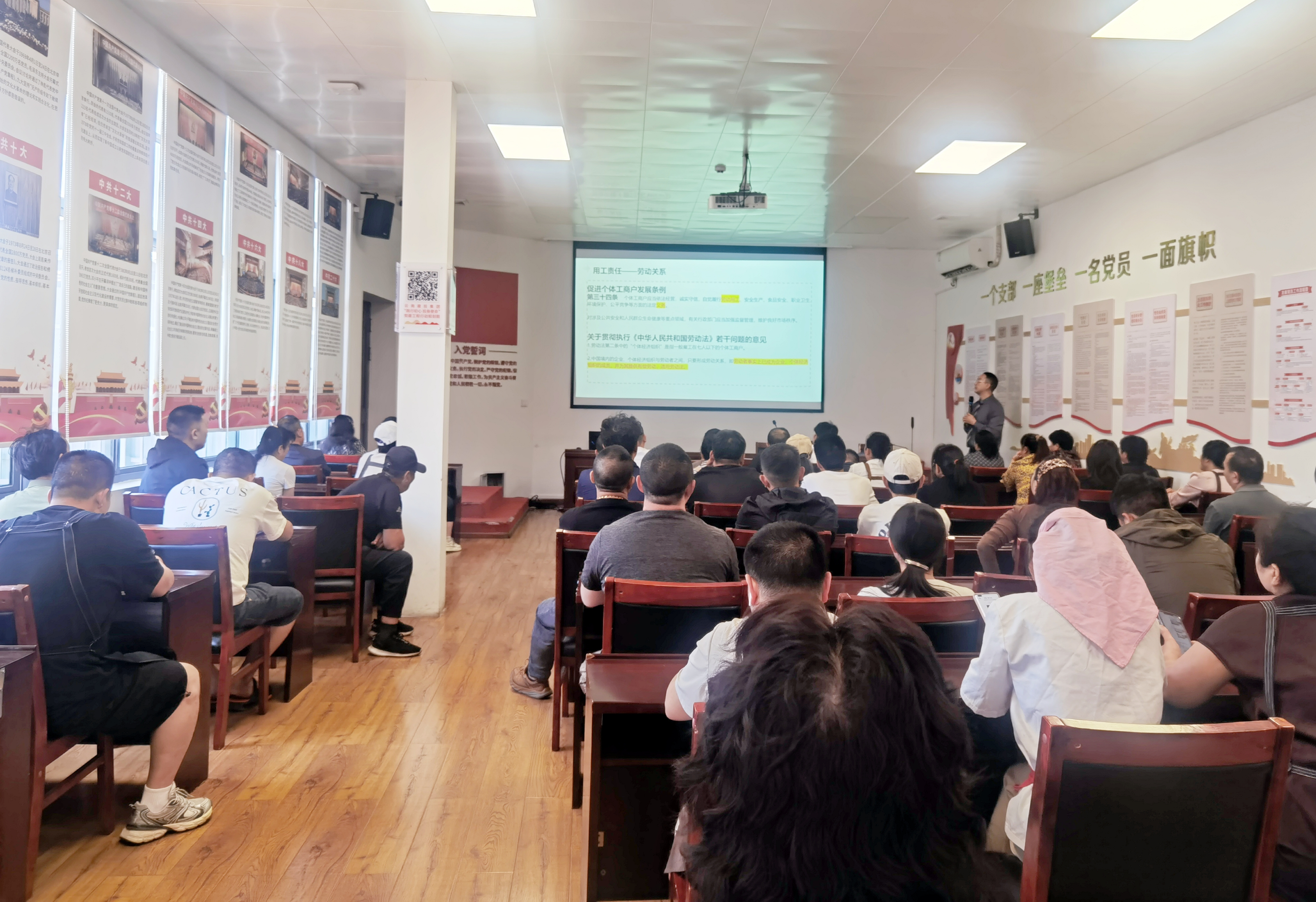 普法強(qiáng)基丨精準(zhǔn)普法進(jìn)市場(chǎng) 工會(huì)助力護(hù)經(jīng)營(yíng)