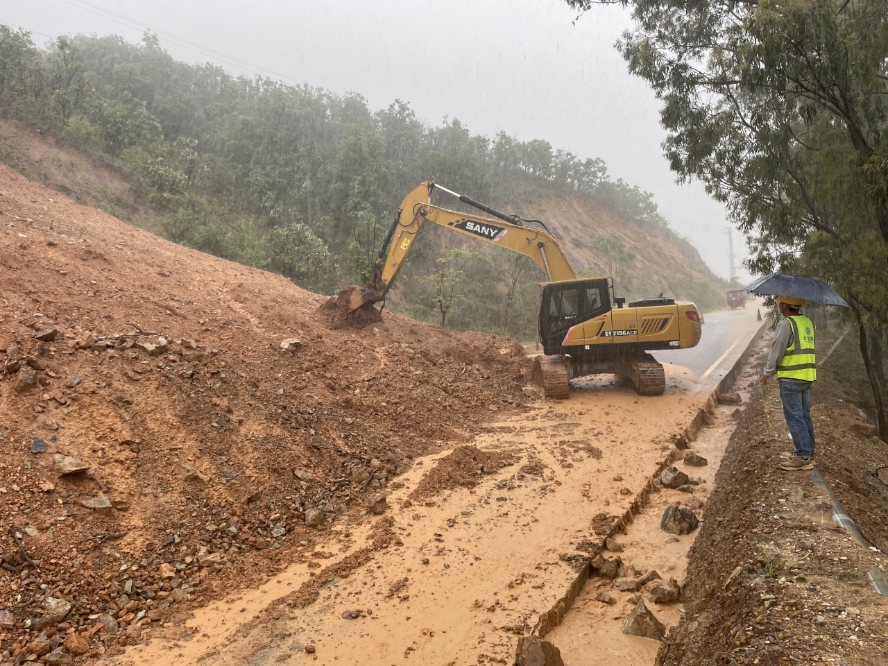 元大高速土建4-1分部緊急搶險(xiǎn) 守護(hù)新華鄉(xiāng)土林旅游公路安全